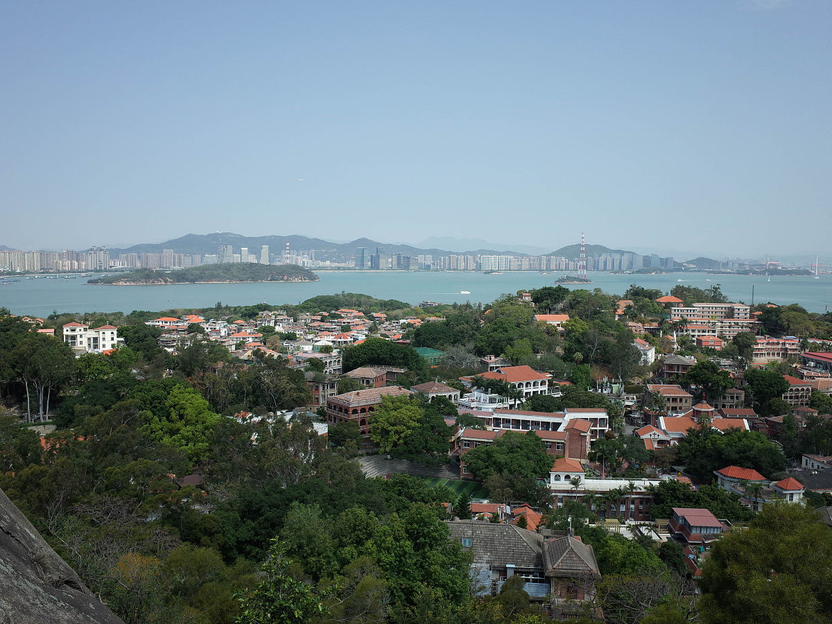 地处海南岛的最南端,是具有热带海滨风景特色的国际旅游城市,又被称为