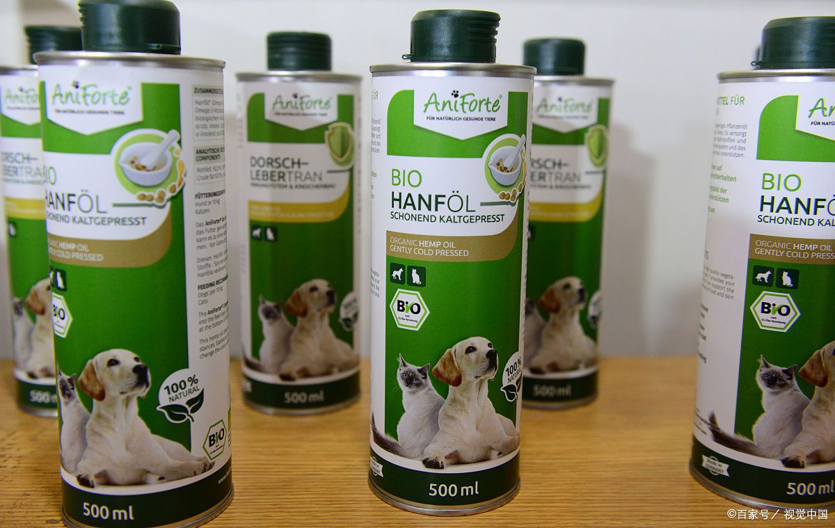 营养丰富,品质有保证的狗粮为主食,日常生活中可以给萨摩耶犬喂食适量