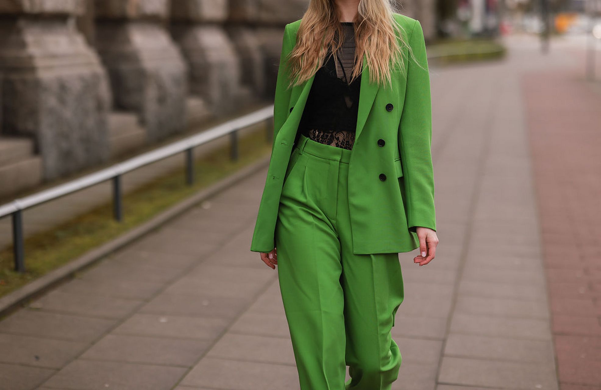 深绿色,生机勃勃的代表!搭配时如何展现出最佳效果?