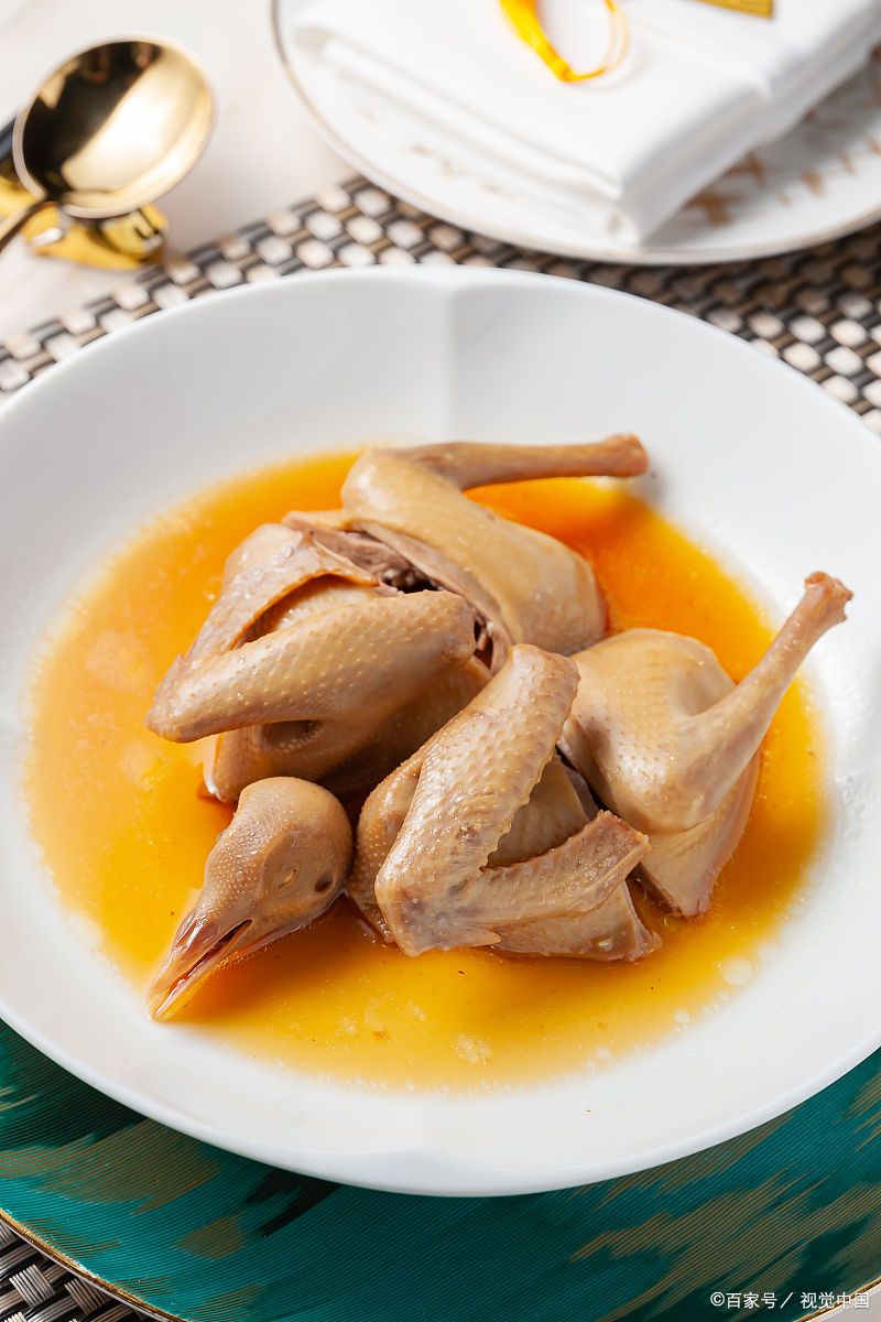 清蒸是中国传统的烹饪方式,能够最大限度地保留食材的原汁原味,让鸽子