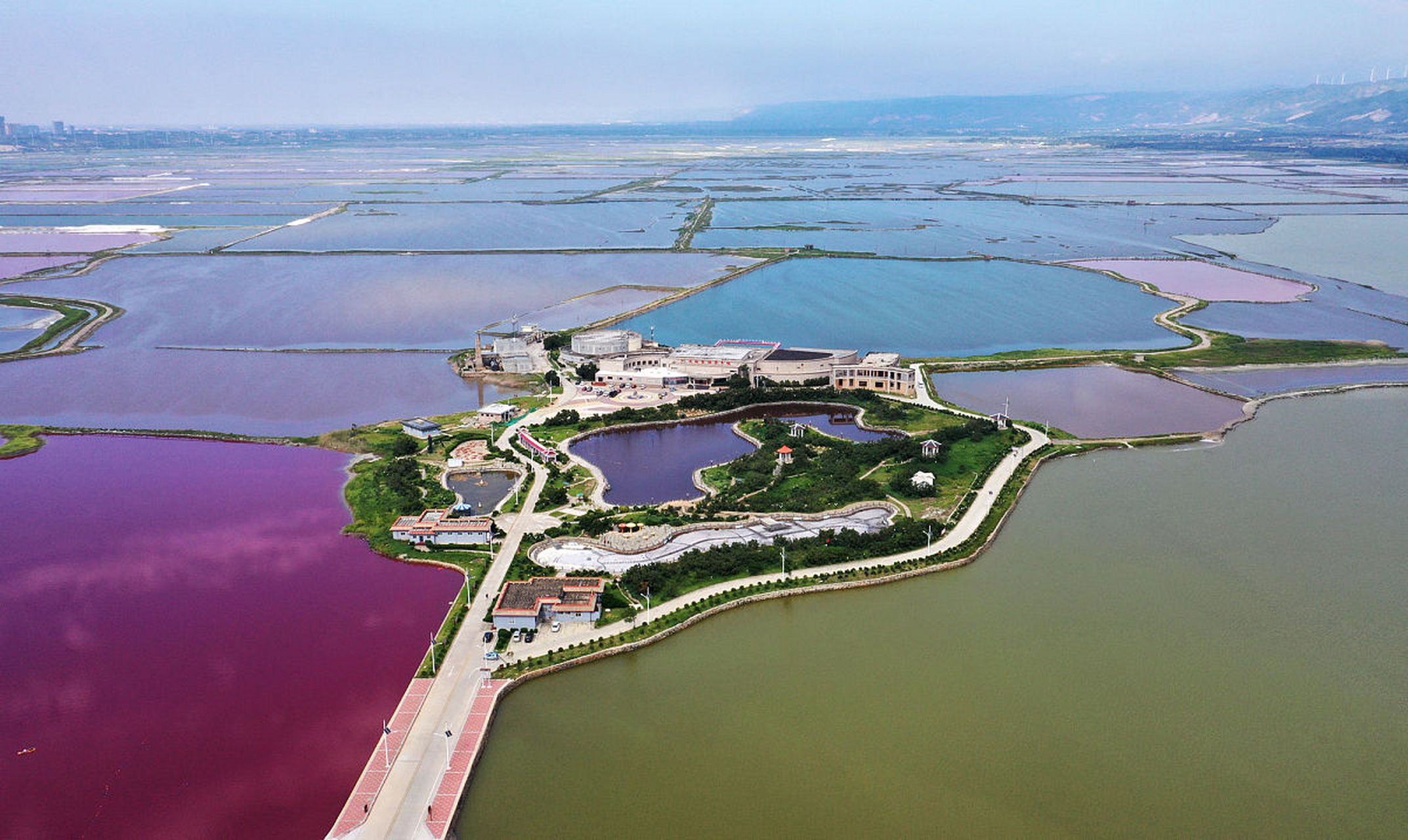 中国死海七彩盐湖,位于山西省运城市,是山西省最大的湖泊.