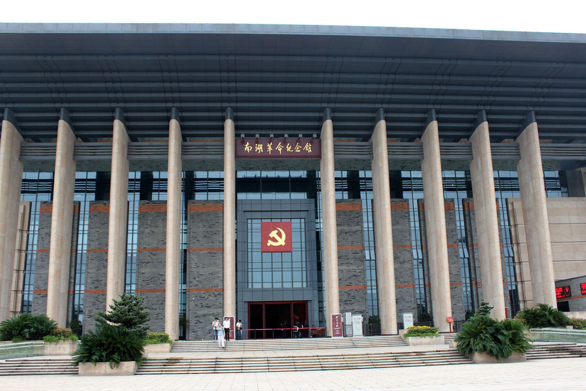 是为了纪念中共"一大"在南湖红船上胜利闭幕而建造的