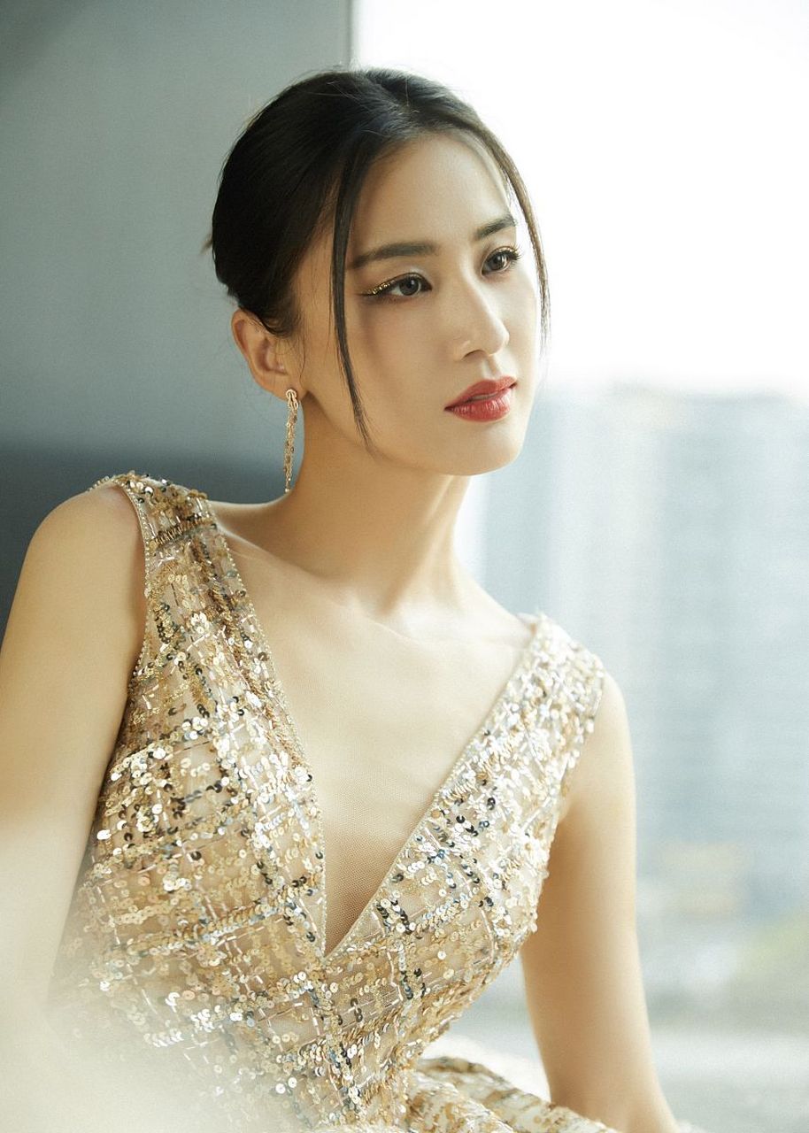 6月26日,有网友发现40岁的黄圣依似乎怀孕了,从她晒出来的照片看,她的