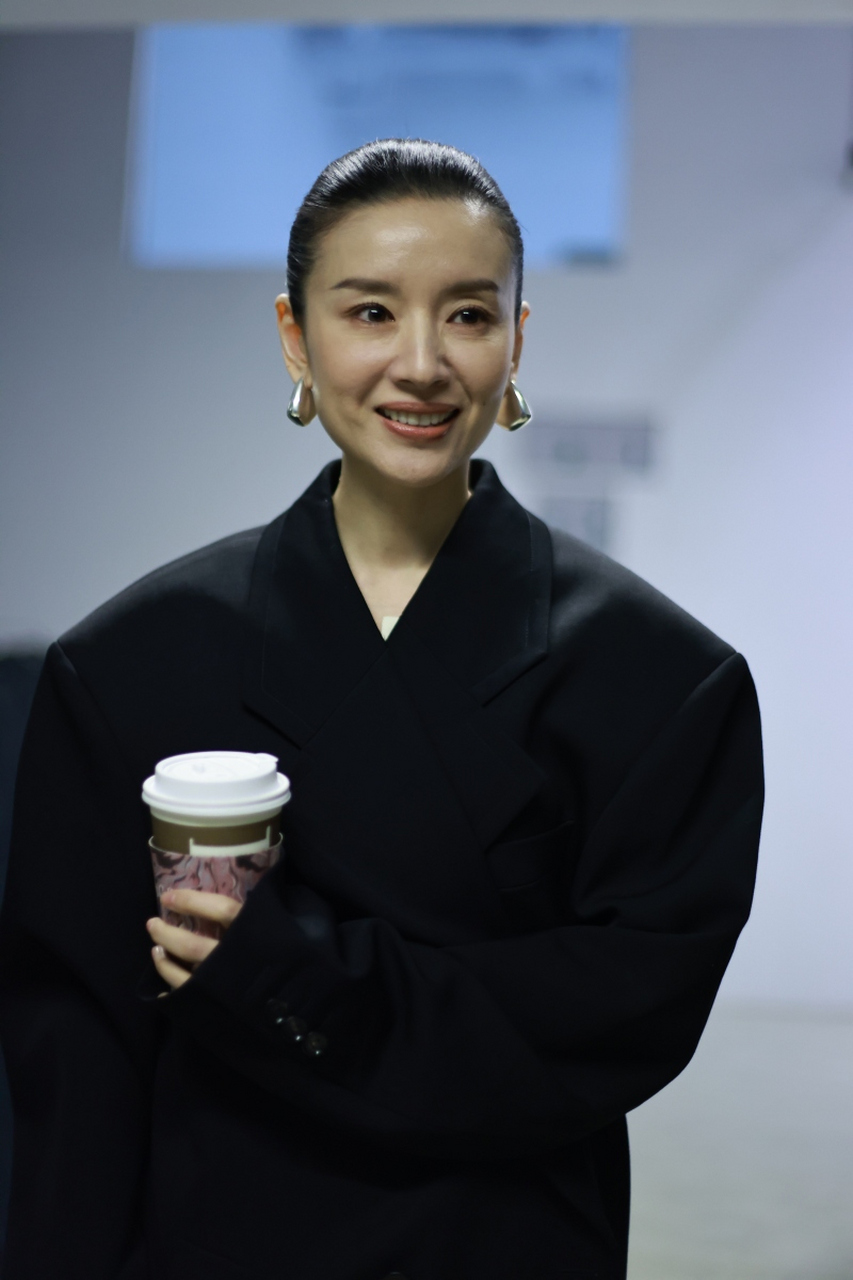 董洁北京街拍惊艳亮相,宛如90年代穿越而来的美人!