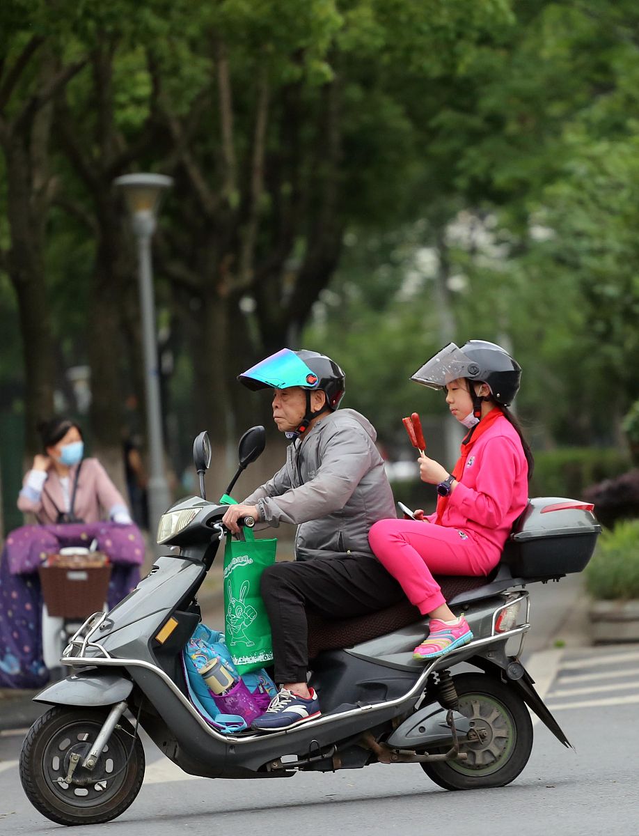 最近发现一个奇怪现象,提倡多生孩子,没人生;提倡为