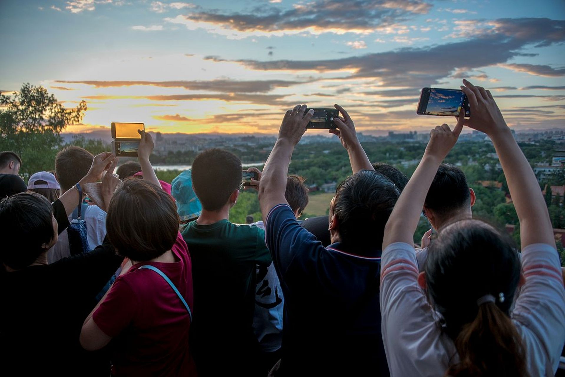 这个人群非常广泛,手机摄影已经成为一种流行的社交活动和个人娱乐