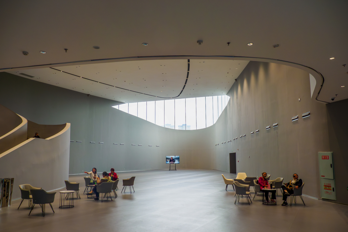 走进艺仓美术馆,你会感受到一股开放的视野和浓厚的艺术氛围.