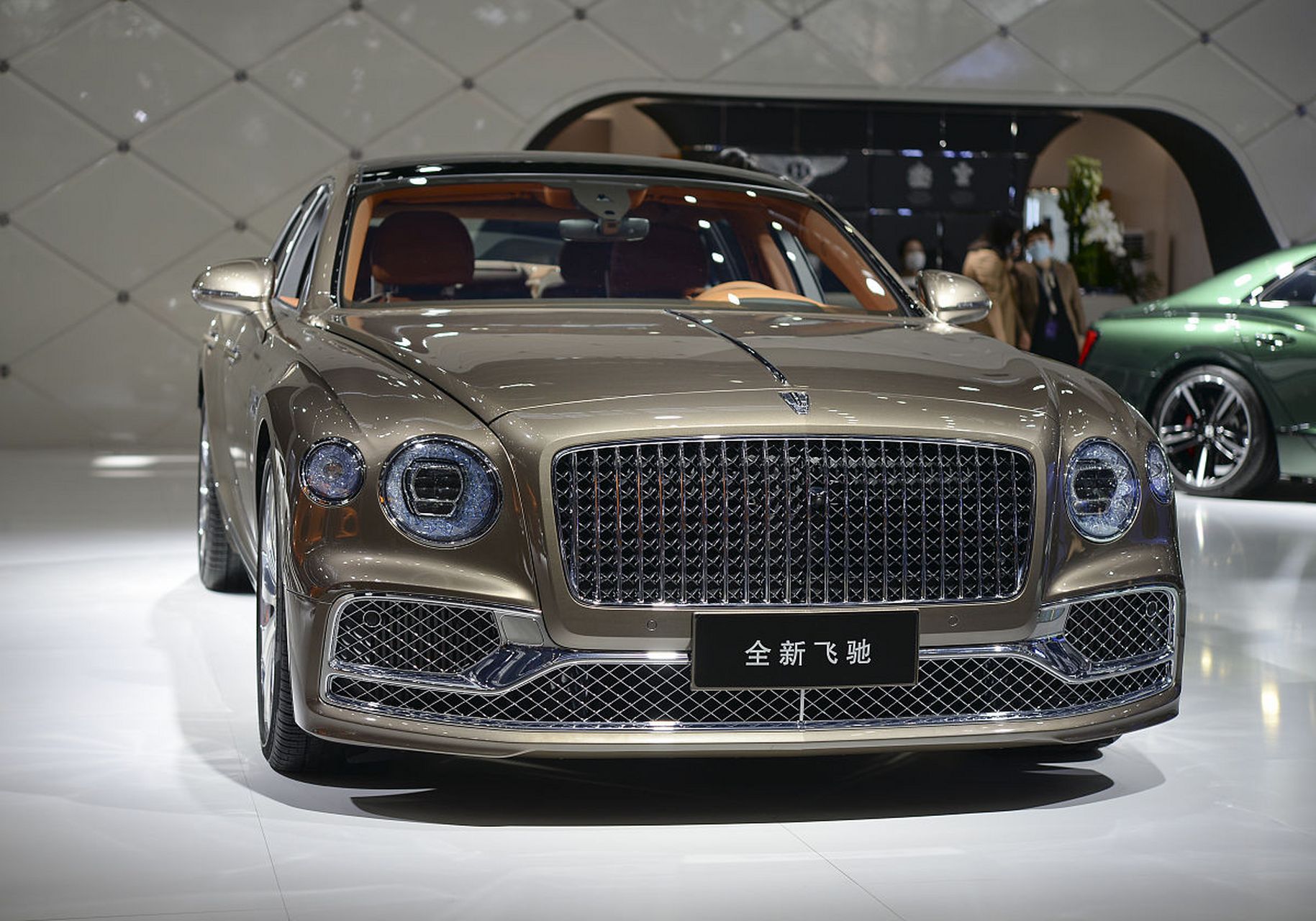 2023年宾利添越是一款豪华suv,预计将于2022年底或2023年初推出.