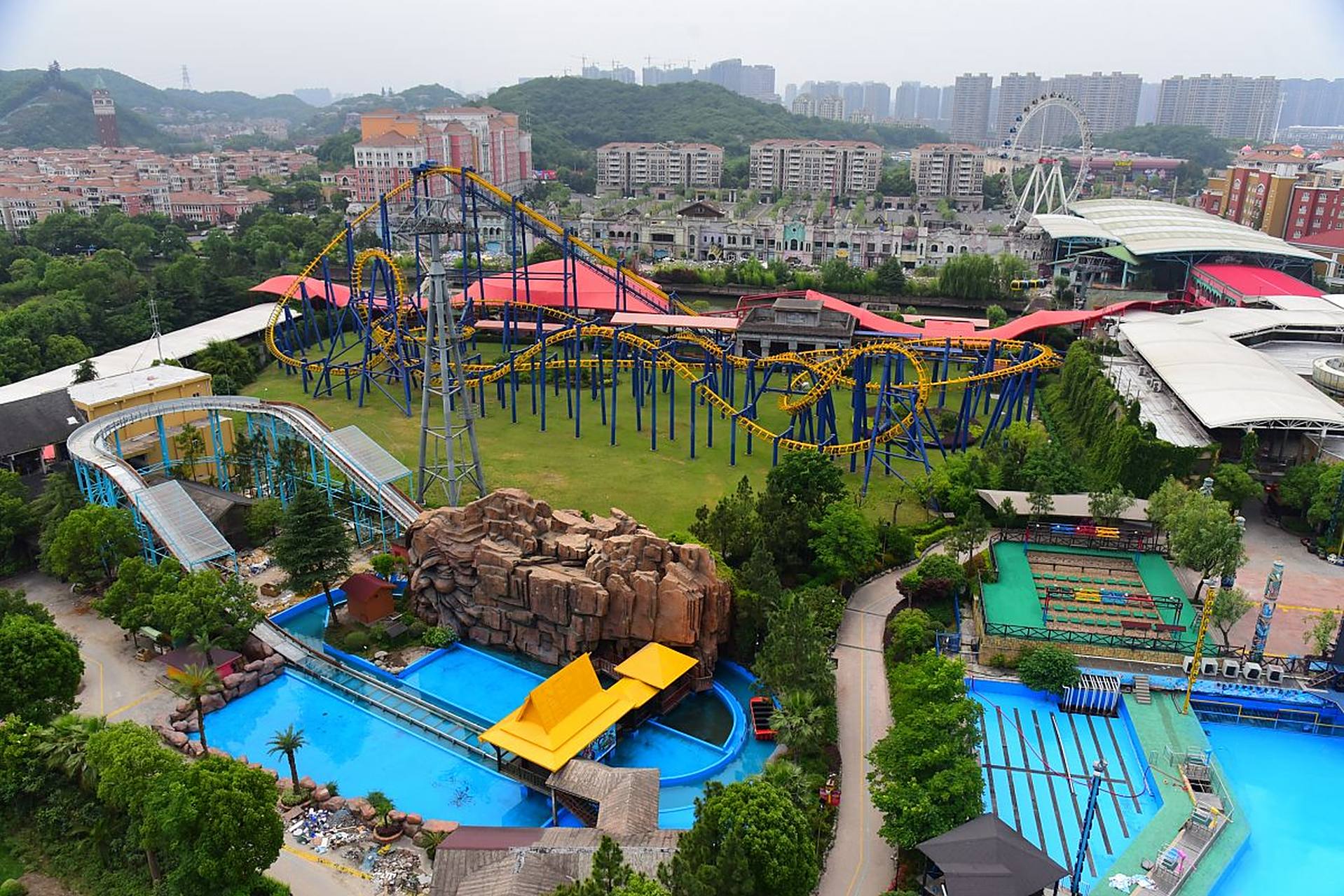 来到杭州乐园,与家人朋友共同度过愉快时光,庆祝亚运会的到来.