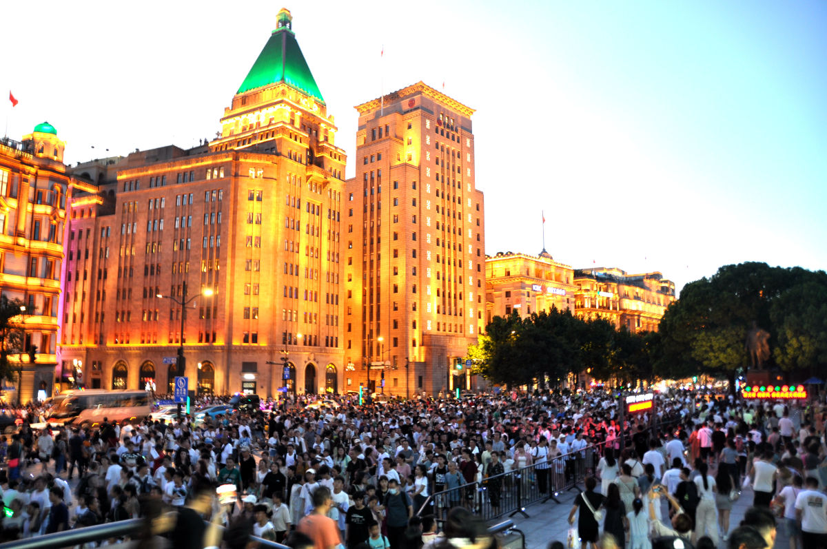 外滩,位于黄浦江畔,是上海最具代表性的城市景观之一.  外滩全长 1.