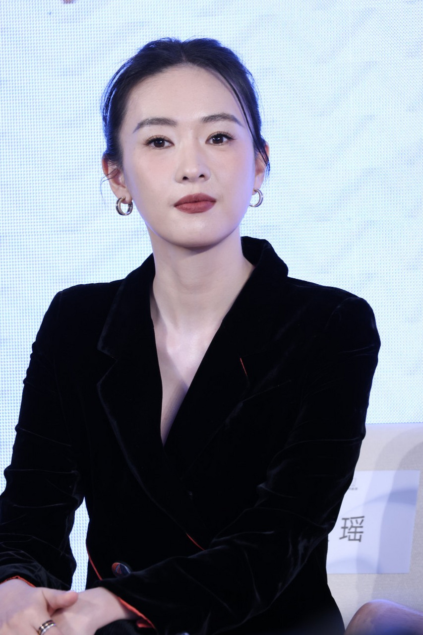 5月30日,童瑶出席时尚芭莎红毯时,穿了一身黑色的夸张大羽毛裙摆的