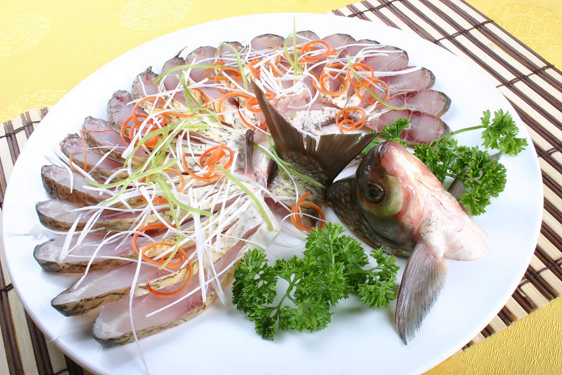 清蒸武昌鱼是一道传统的中国南方菜肴,制作方法简单易学.