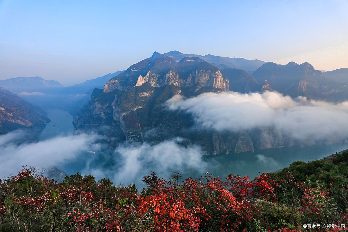 重庆巫山神女峰,云雾缭绕如仙境,秋季登高心旷神怡!