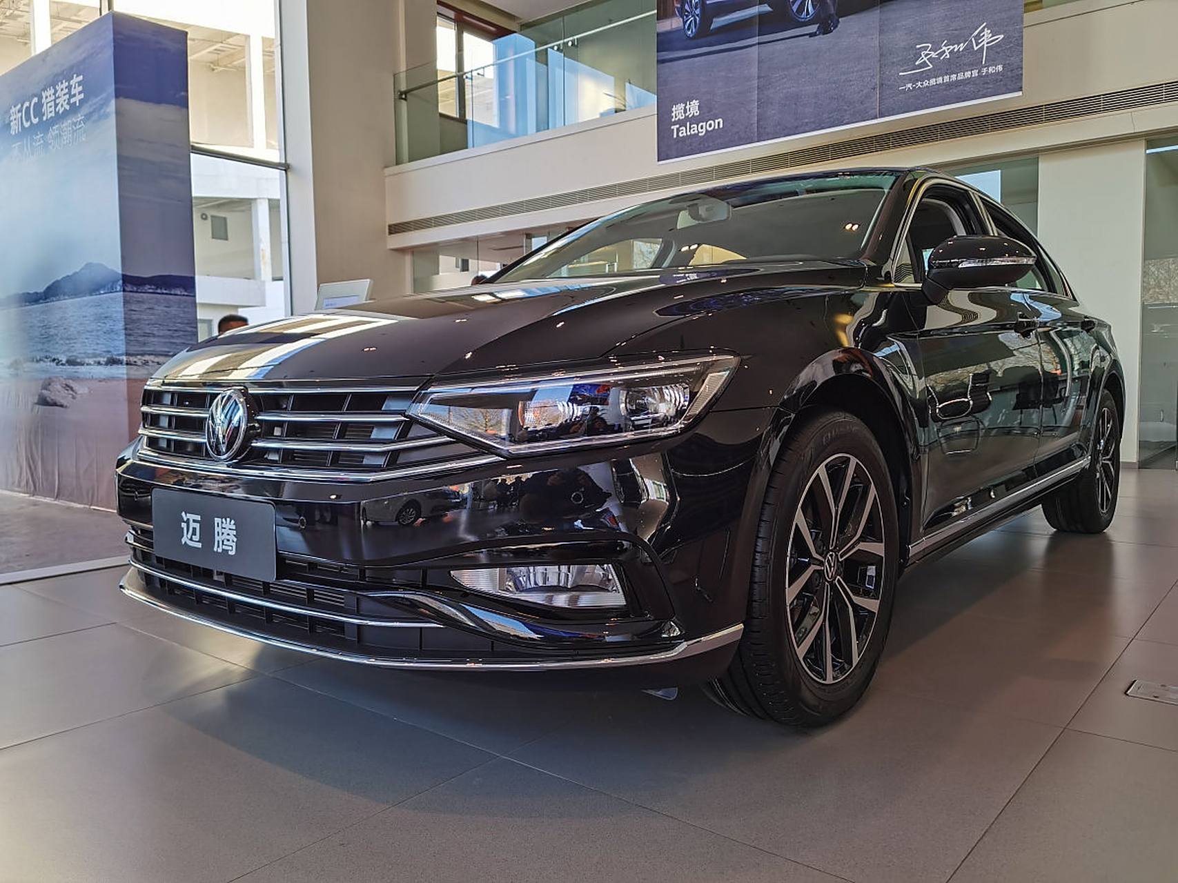 2023款大众迈腾330豪华是一款豪华中型轿车,它采用了大众最新的设计