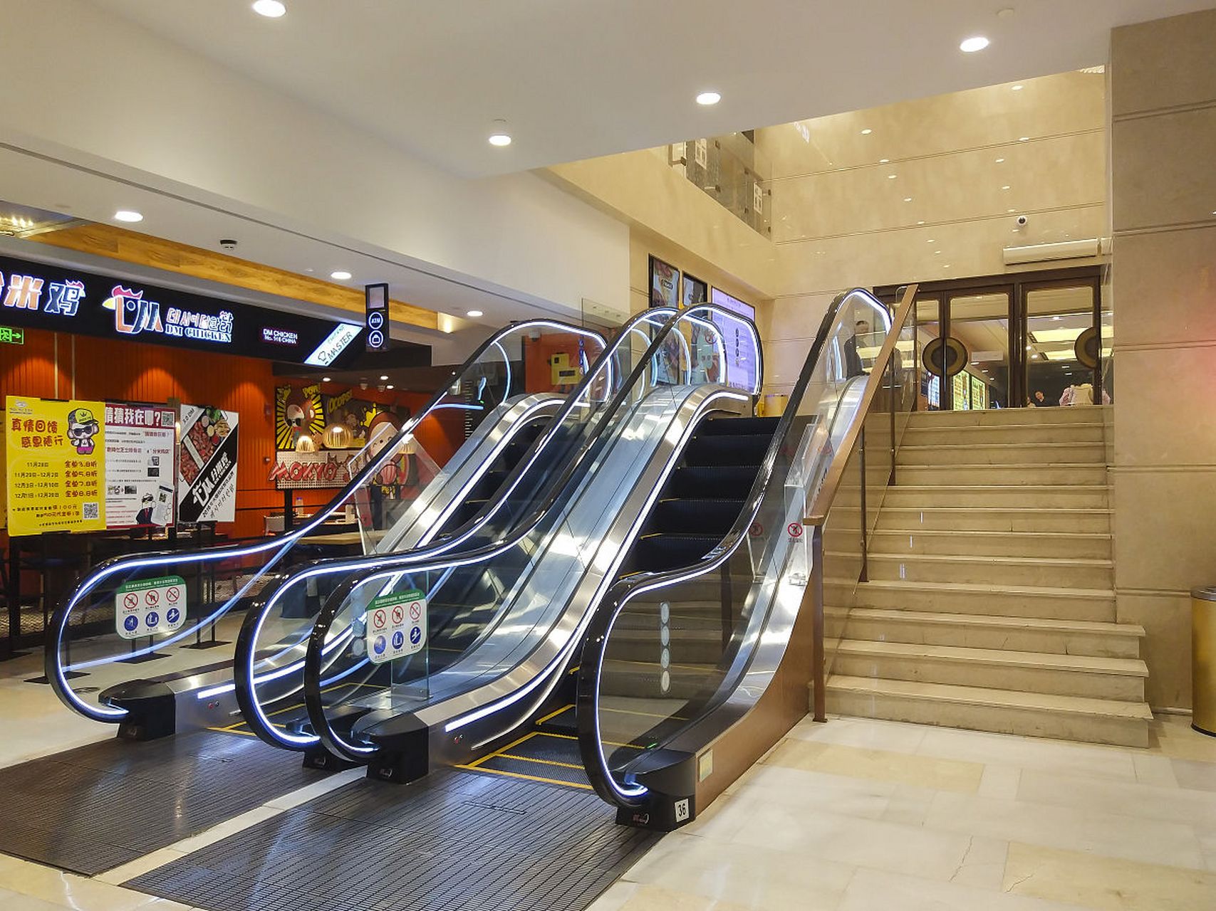 在广东深圳的一家商场,一名男子购物后准备乘坐扶梯下楼.