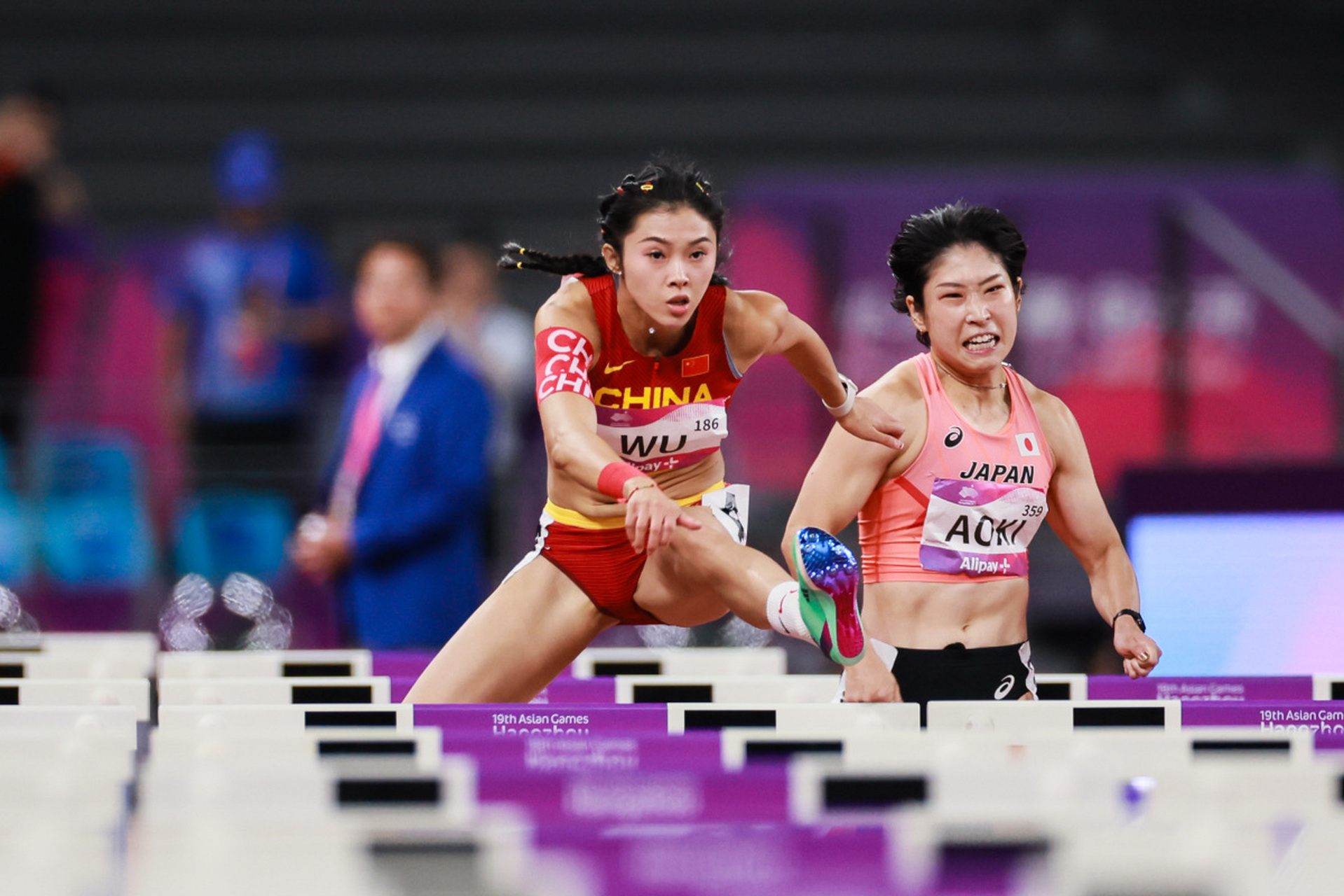 10月1日晚,在杭州亚运会女子100米栏决赛中,中国选手吴艳妮因抢跑成绩