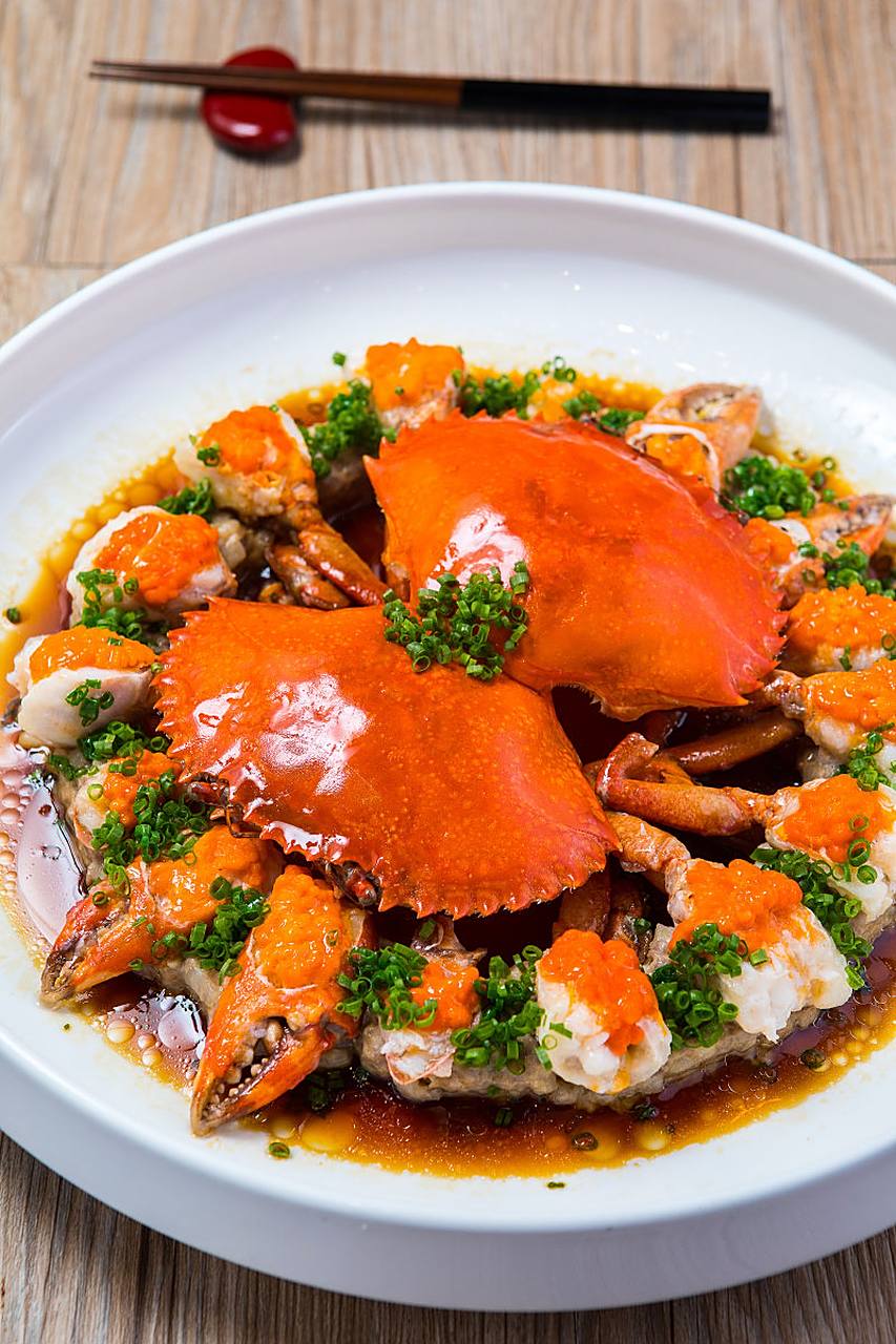 03腌制: 青蟹处理干净,切成块状,加入少许盐,料酒,生抽腌制10分钟