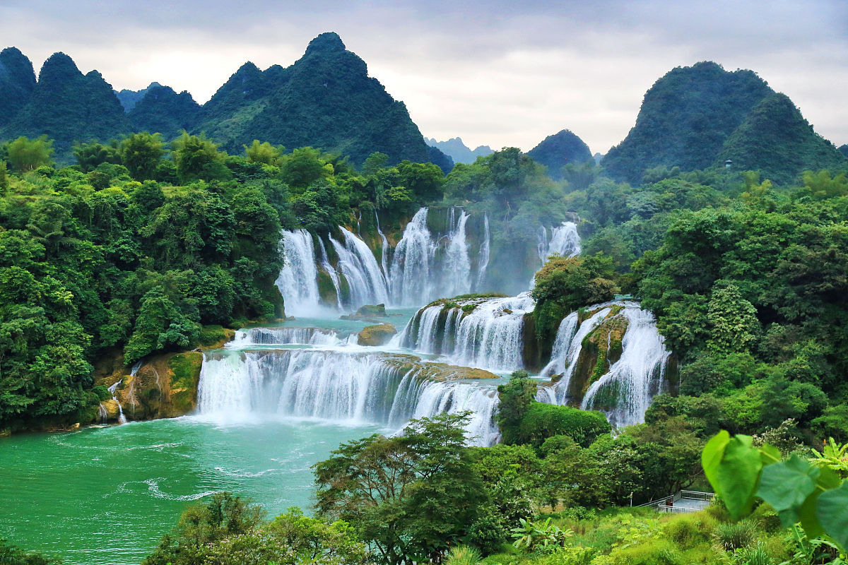 如果你想体验一次身临其境的瀑布之旅,德天瀑布是一个值得一游的好