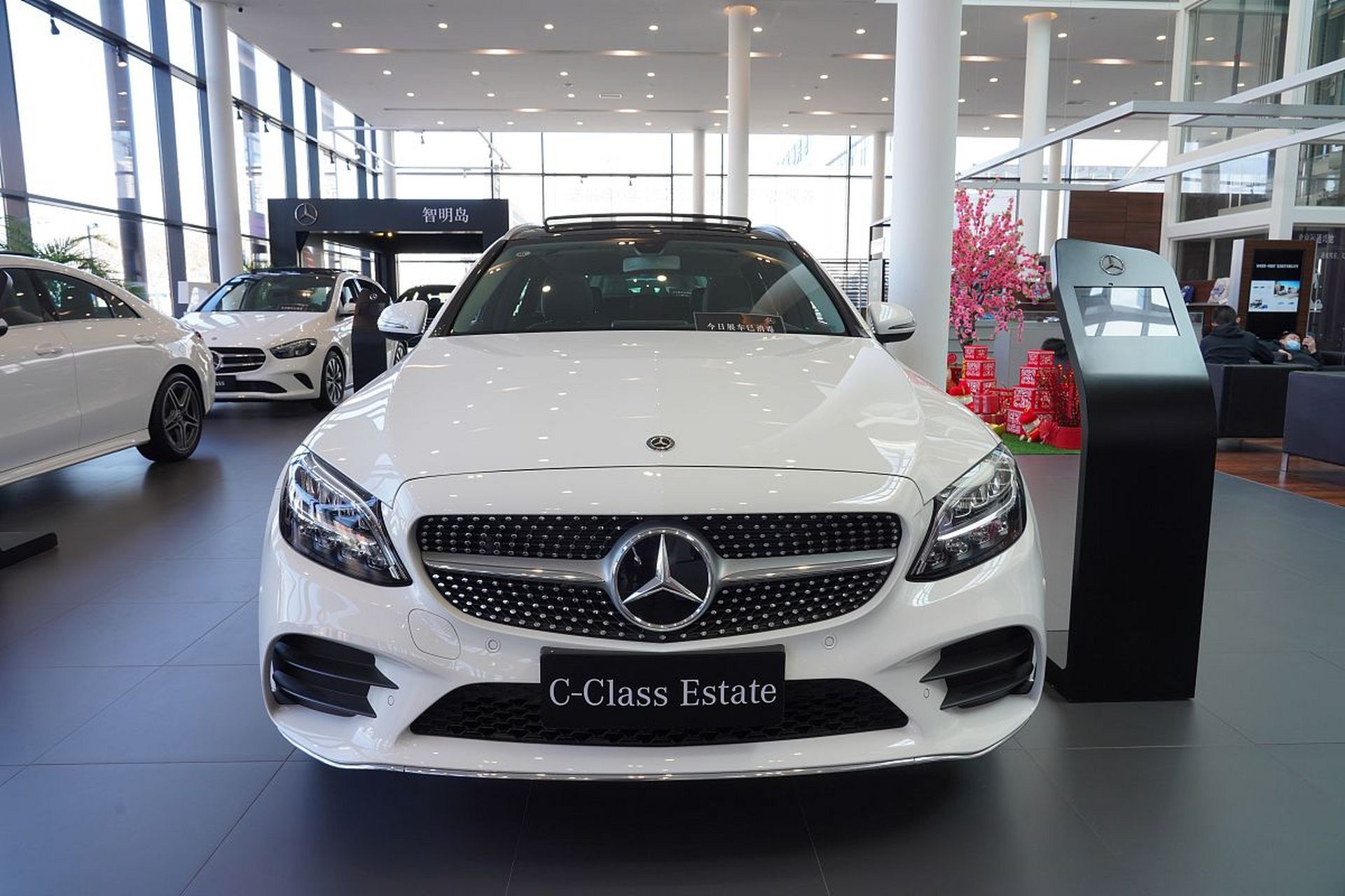 当我们深入研究全新奔驰c级立标豪华版时,不仅要看外表,更要深挖它的