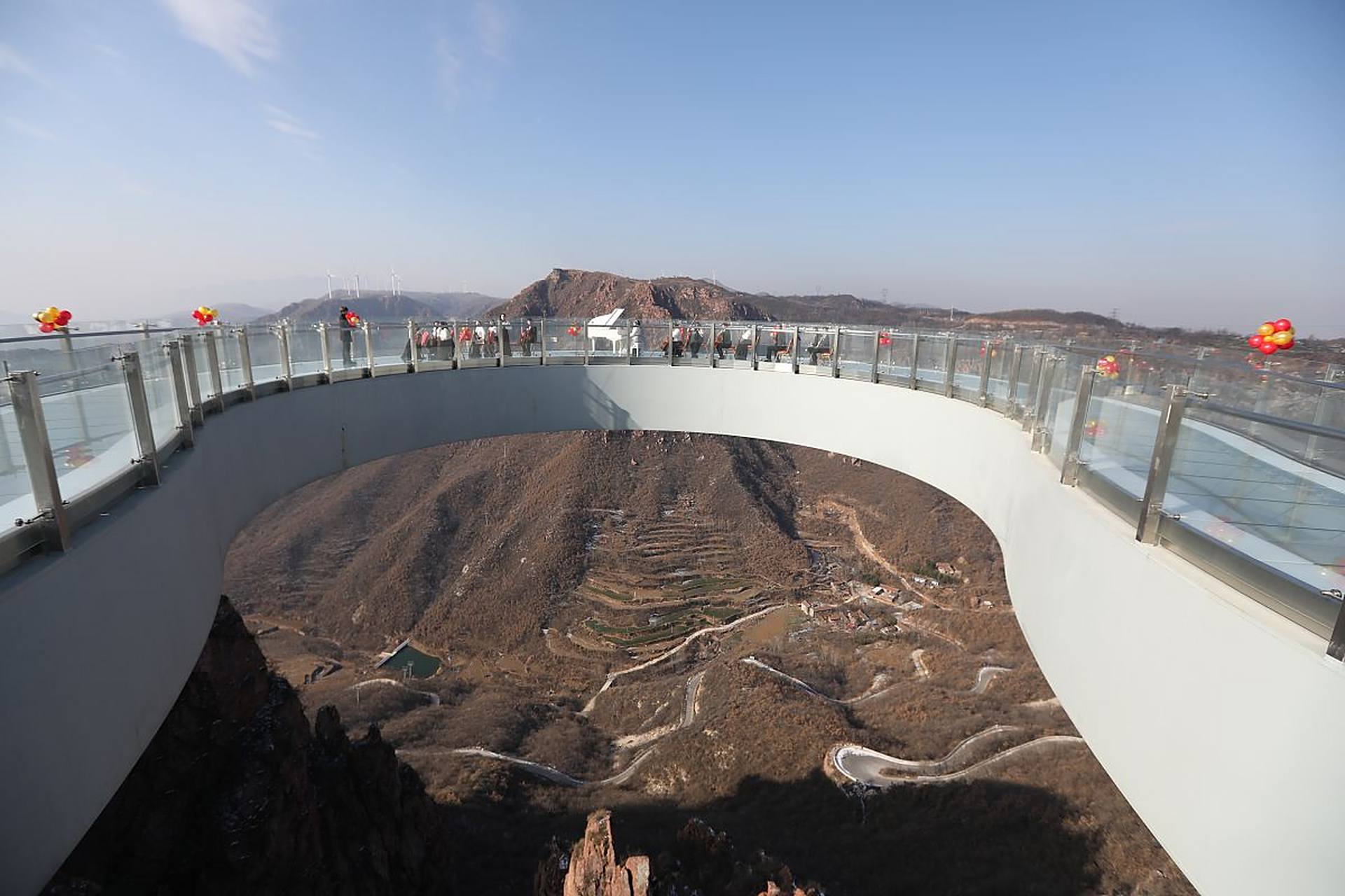 搭乘观光电瓶车前往伏羲山景区入口 中午: 在景区