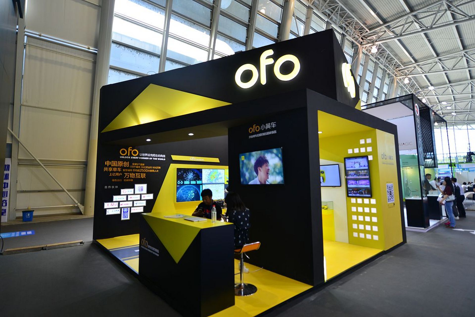 上海展台布置是一个重要的环节,它关乎着参展商在展会中的形象和吸引