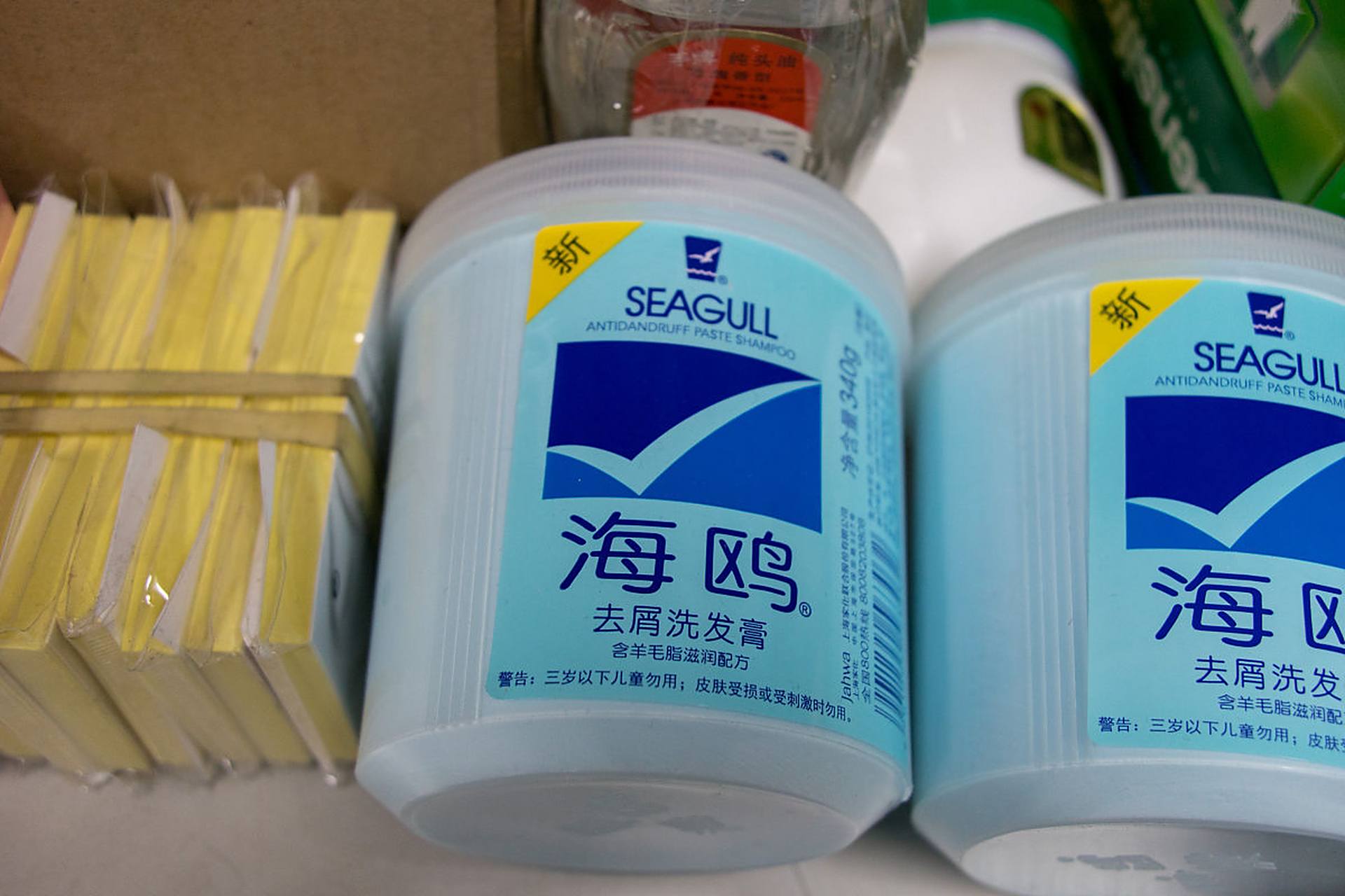 海鸥洗发膏,真的是80年代人的回忆,便宜大罐,怎么用都不心疼.