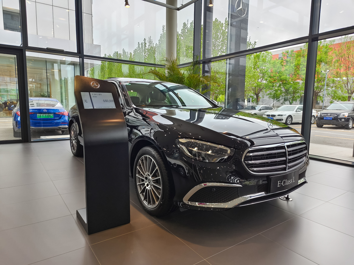 2023款奔驰e300试驾,价格依旧是硬伤,唯一不变的是奔驰的高品质