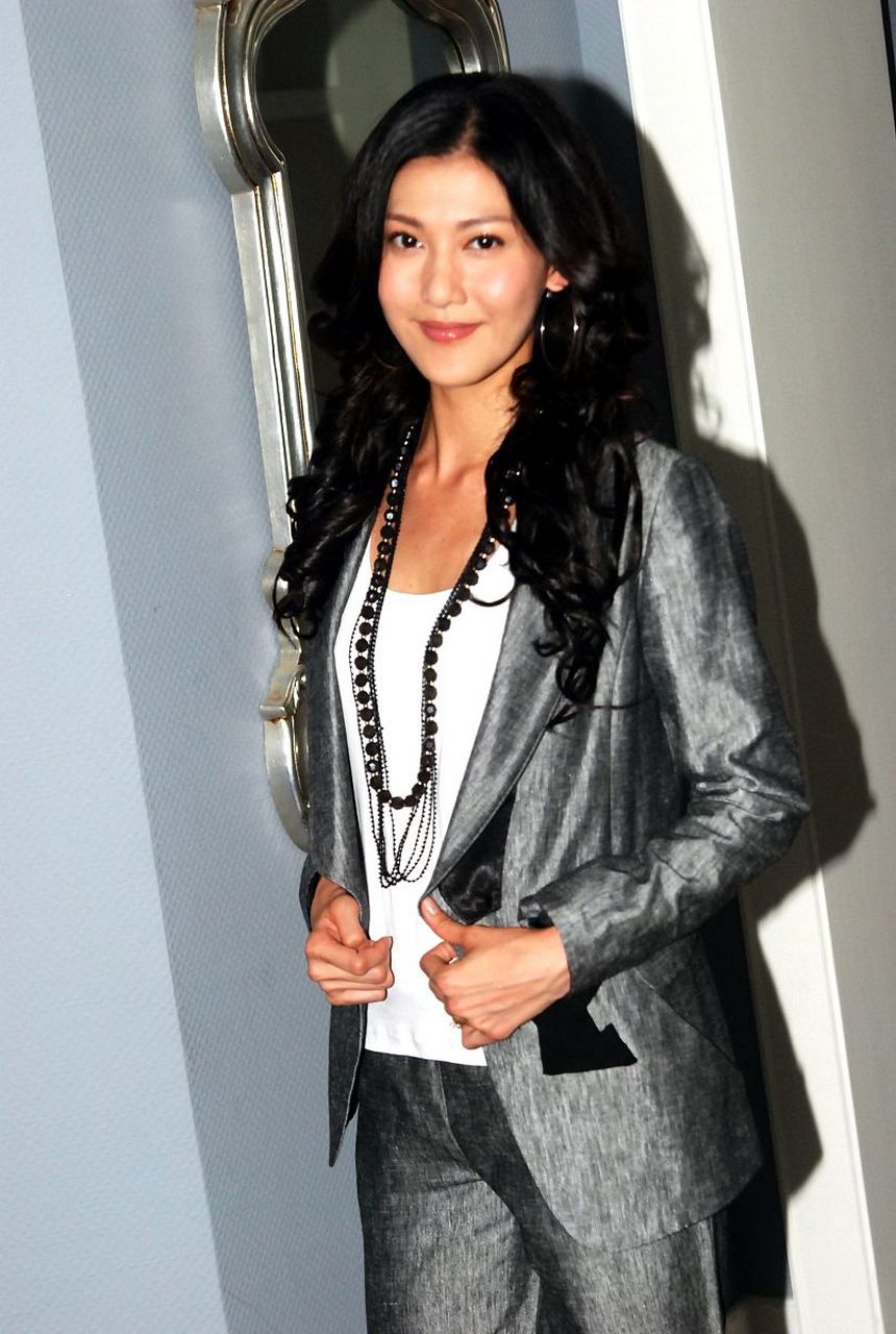 近日,香港女星李彩桦被拍到和一名肌肉 男在机场亲密搂抱,引发了