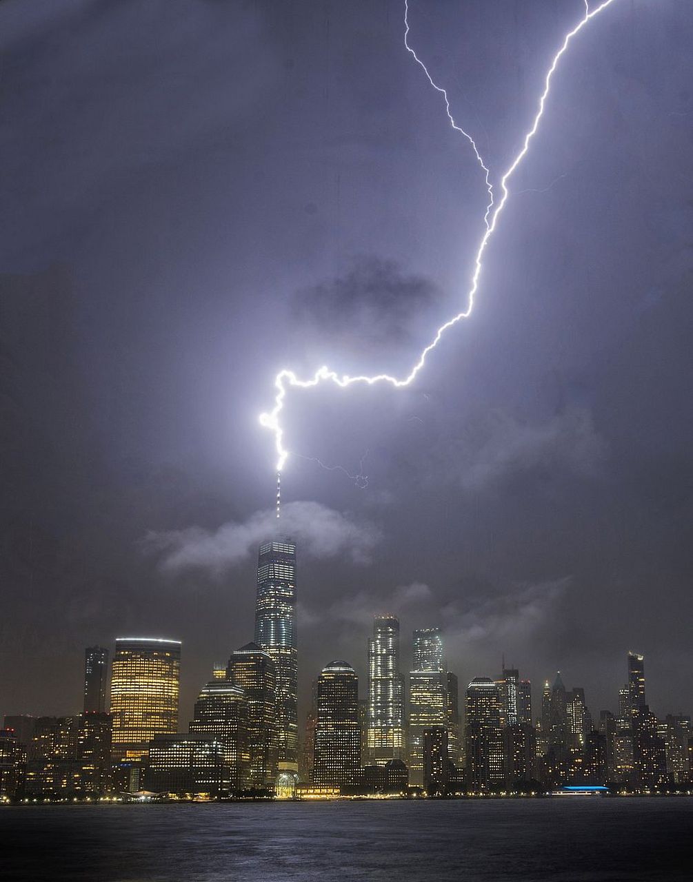 近日,强龙卷风,雷暴等极端天气席卷美国中西部和南部地区多州,造成