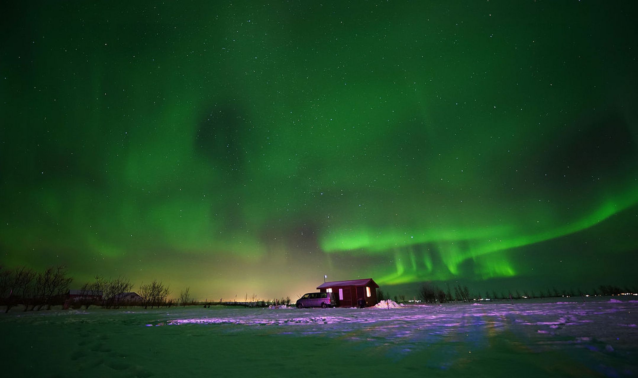 美国阿拉斯加夜里天地变绿!