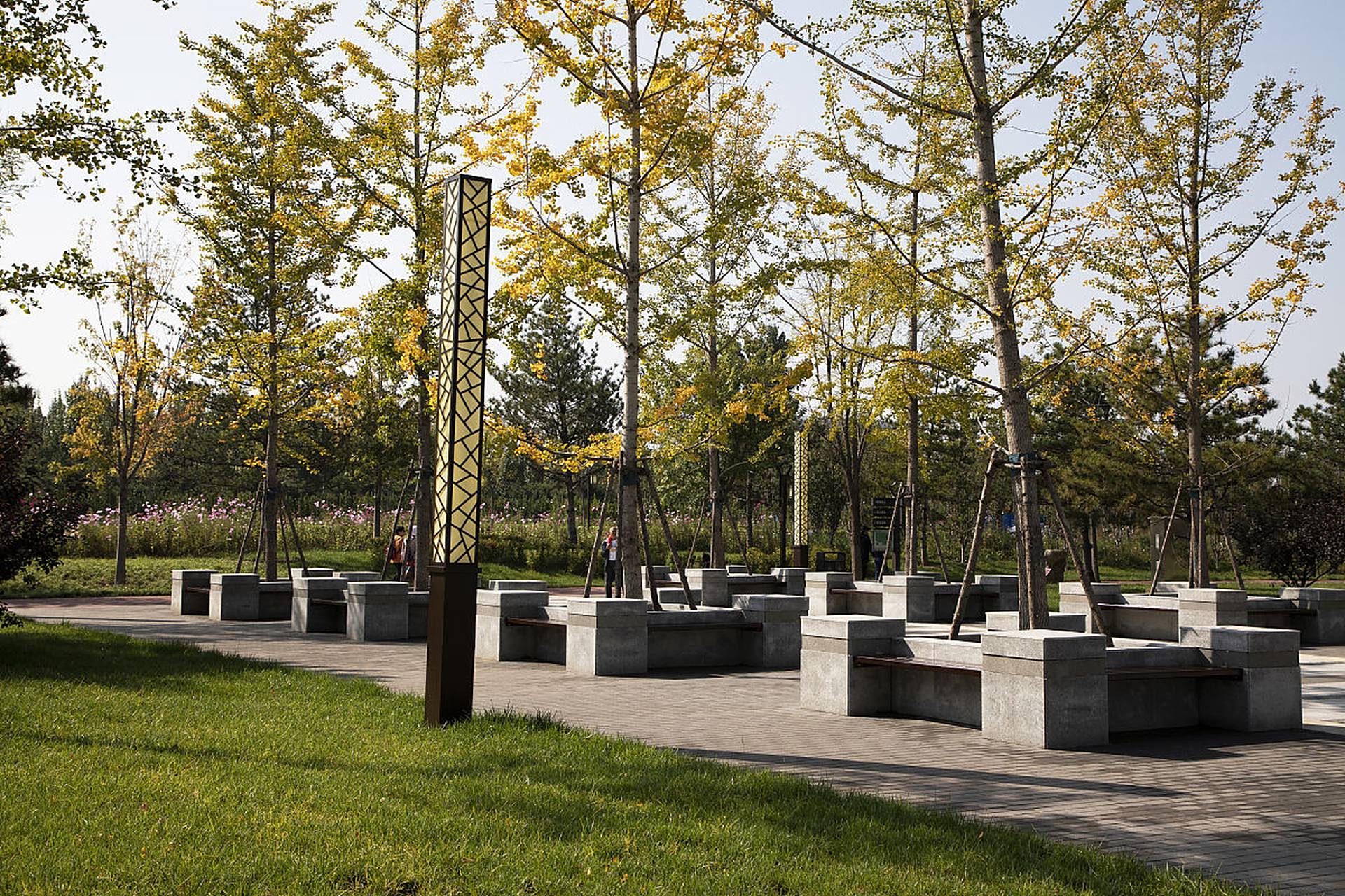 3.人为处世要留有余地,不要把话都说尽,要留些口德