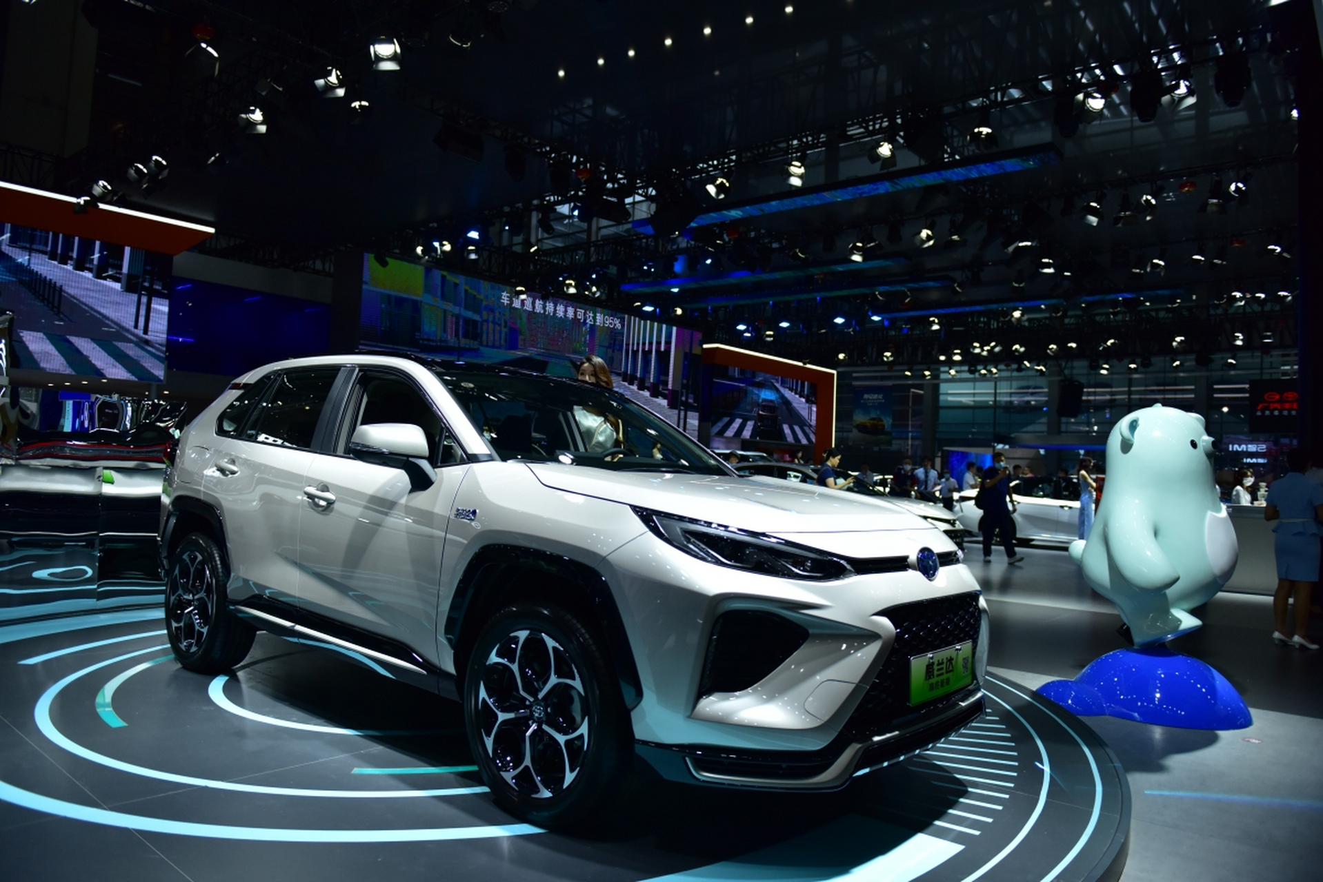 现代的新能源汽车普遍配备了先进的智能驾驶辅助系统,如自适应巡航