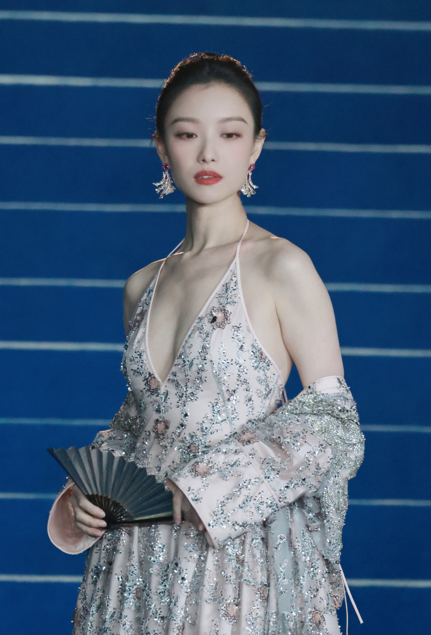 倪妮和周雨彤在盛典上穿着相同的深v白色礼服,展现出彼此的尊重和友情