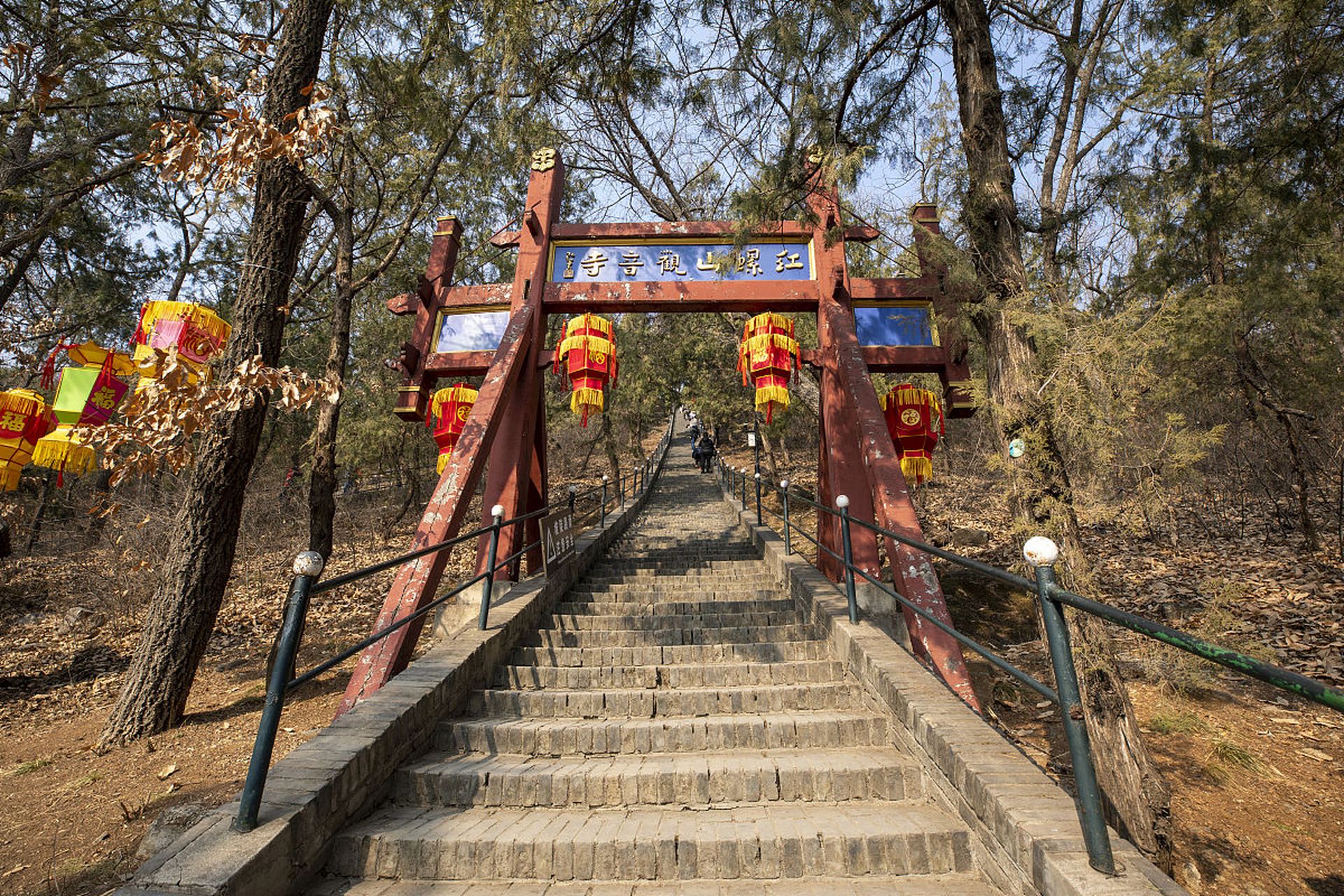 在中原大地的心脏,郑州五云景区山如一颗璀璨的绿宝石,镶嵌在郑州市的