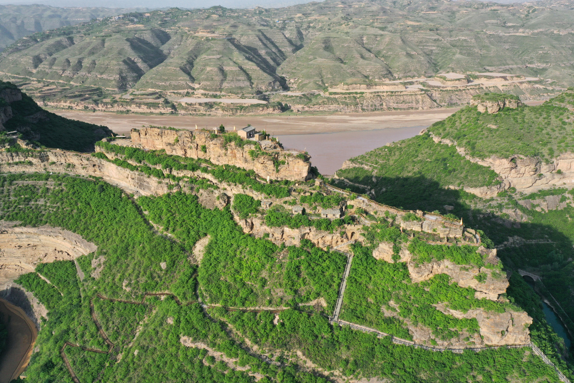 #穿越时空的旅行# 在陕北黄土高原上,您可以尽情地欣赏大自然的壮丽景