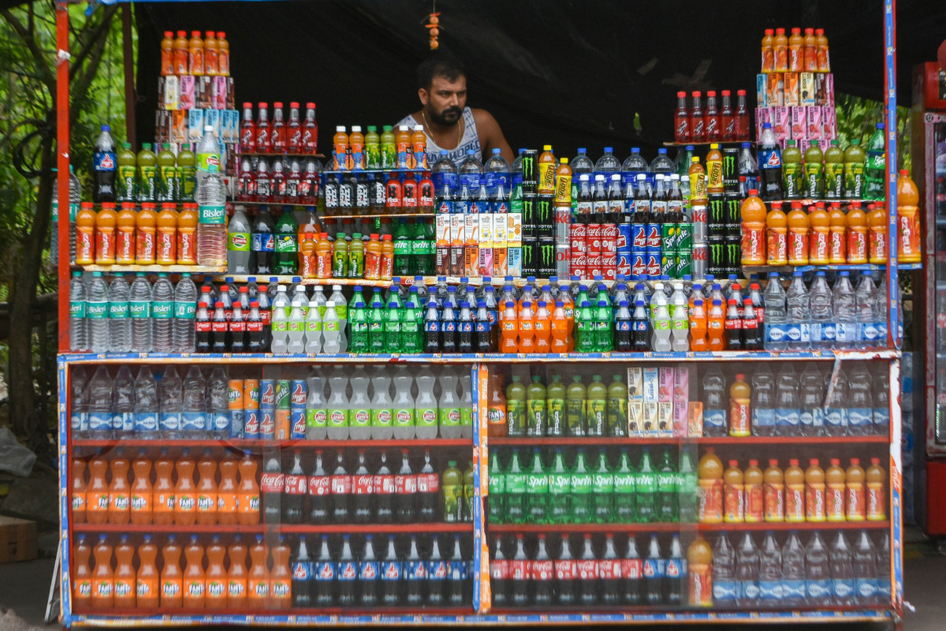 男子拿便利店3款饮料喝一口后再放回货架  最近,安徽一名男子在便利店