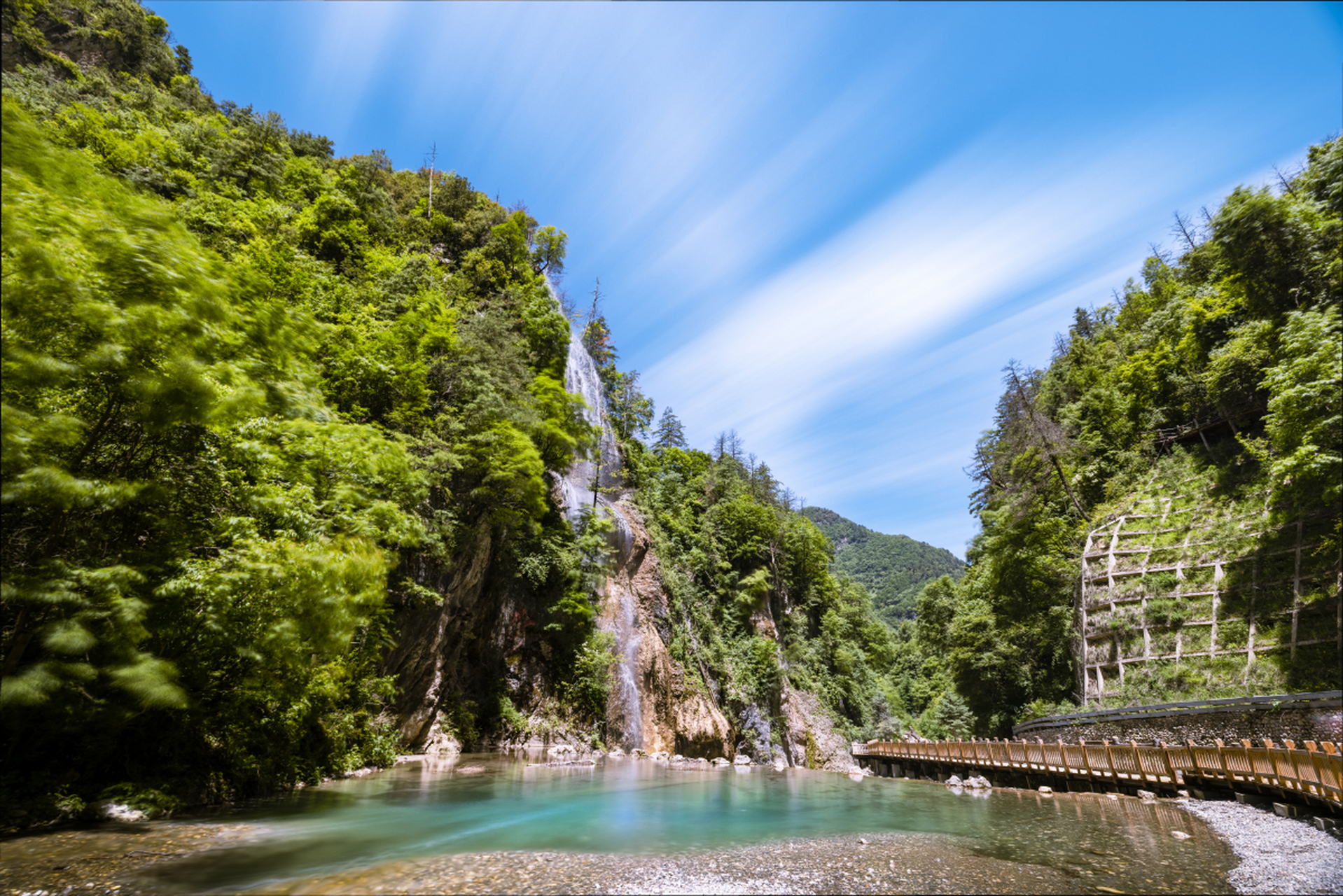 官鹅沟国家森林公园,位于甘肃省陇南市宕昌县,是一条长约三十多公里的