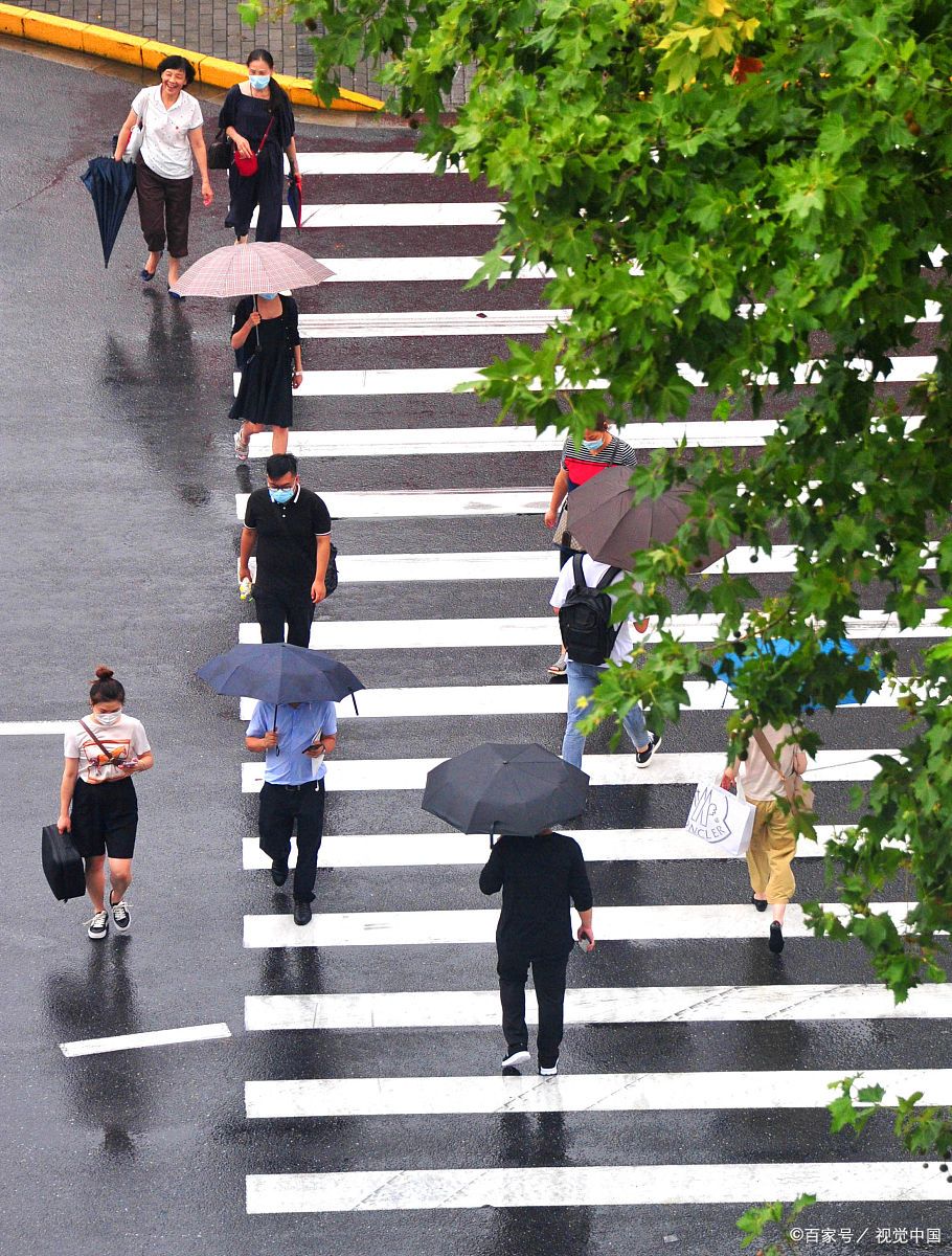 红绿灯放行的时候,我走在乌泱泱的人堆里