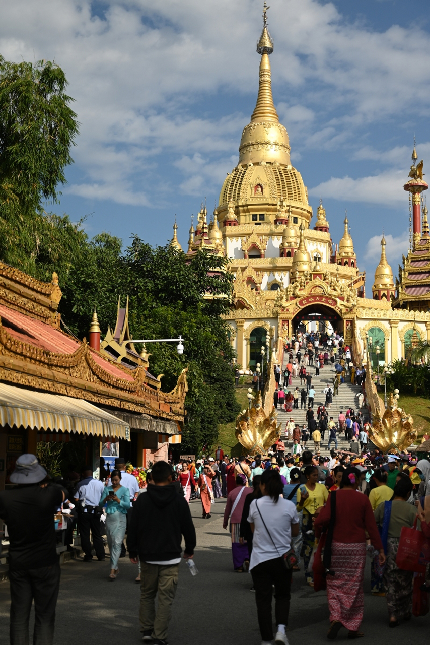 芒市银塔:光影交织中的纯净信仰  在芒市的天际线上,银塔如一朵洁白的