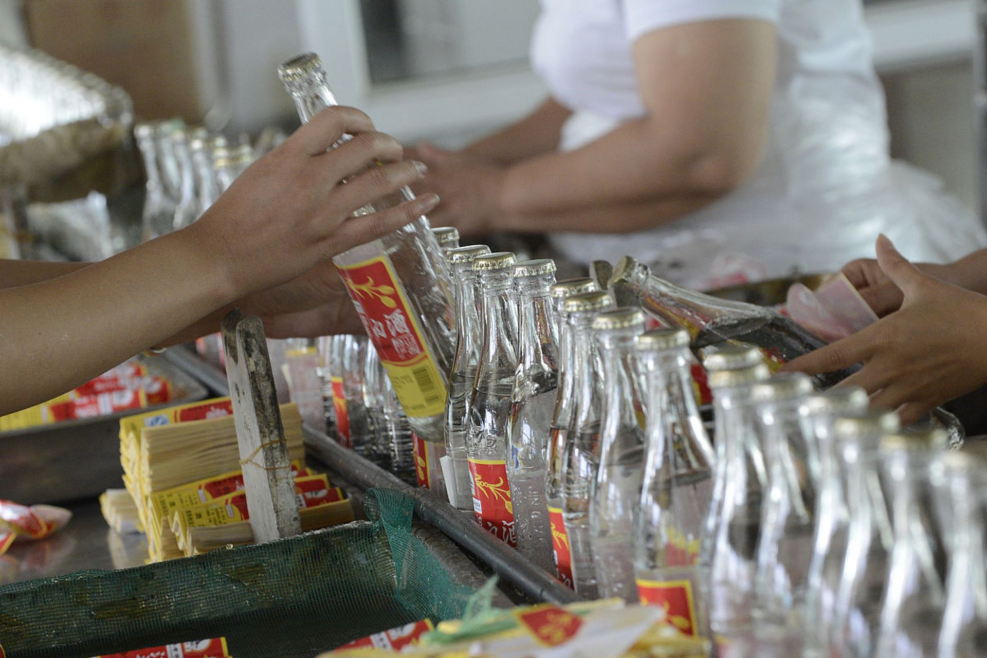 酒厂回应员工将流水线酒对嘴吹# 酒厂回应员工流水线酒瓶对嘴吹始件