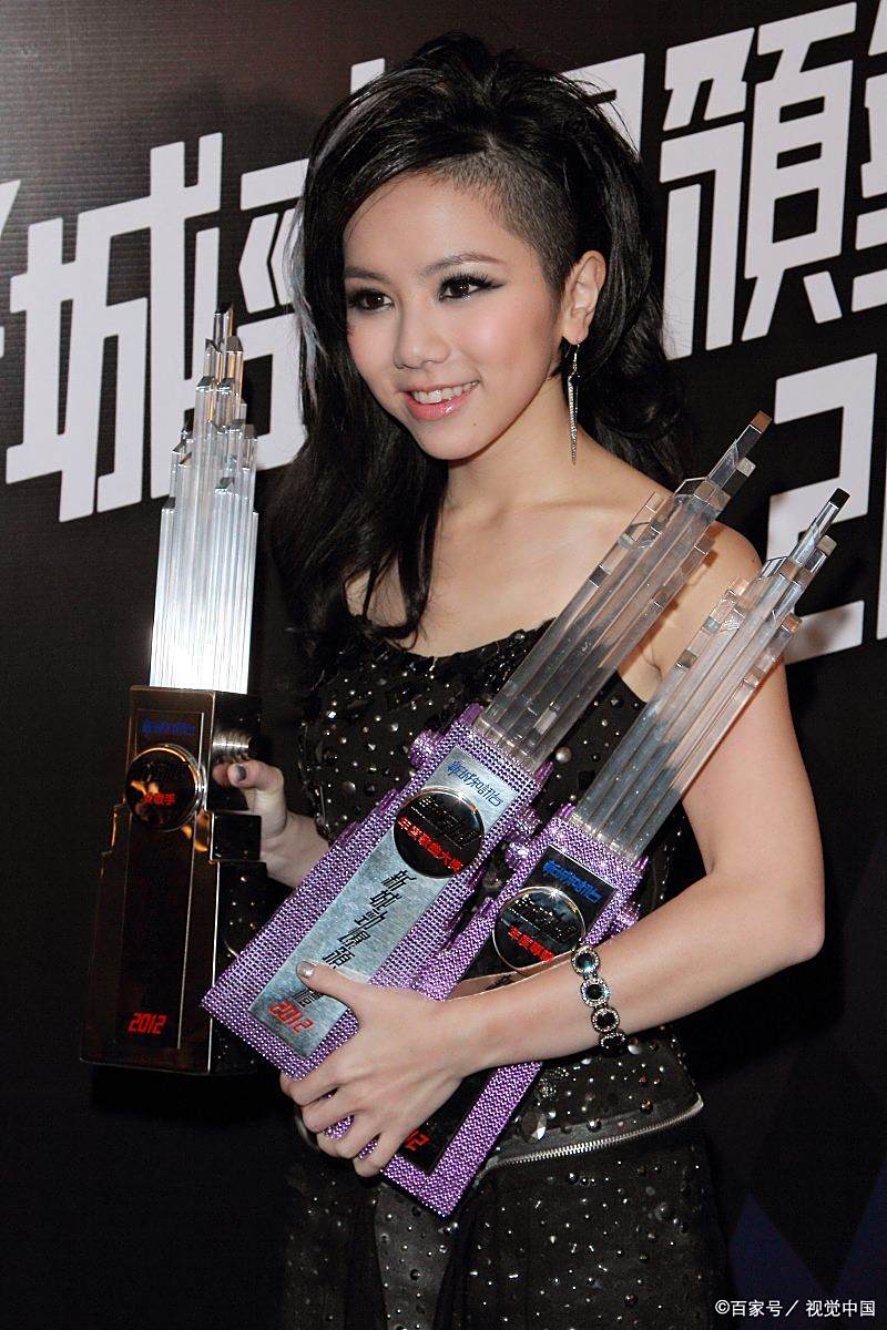 邓紫棋跨界签约作家!从"铁肺歌后"到文字创作者,惊喜不断