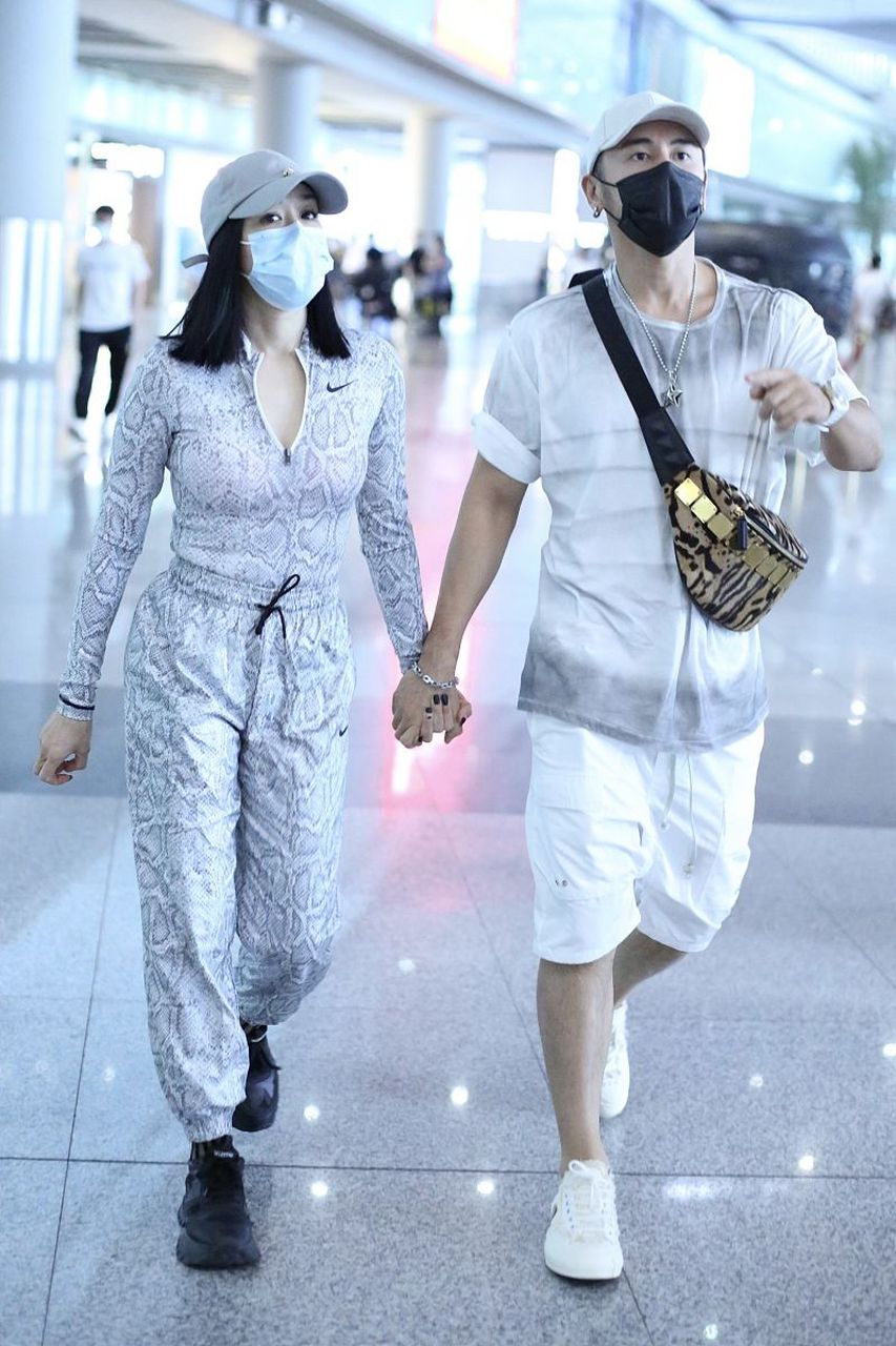 尽管两人相爱,但遭到了张伦硕母亲的反对.