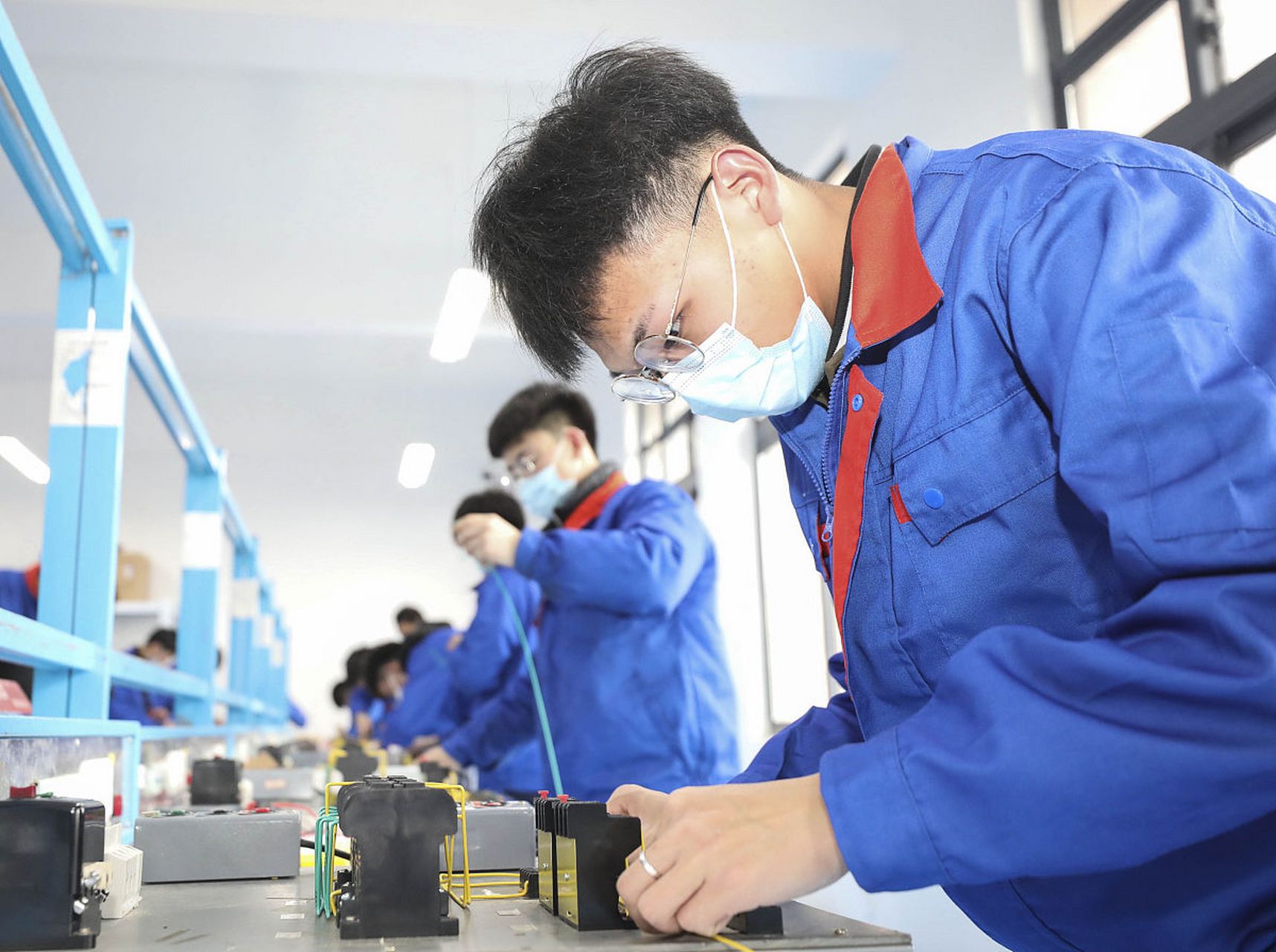 前公司高管已经移民德国有5年了,他在德国做电工,每个月的工资大约在