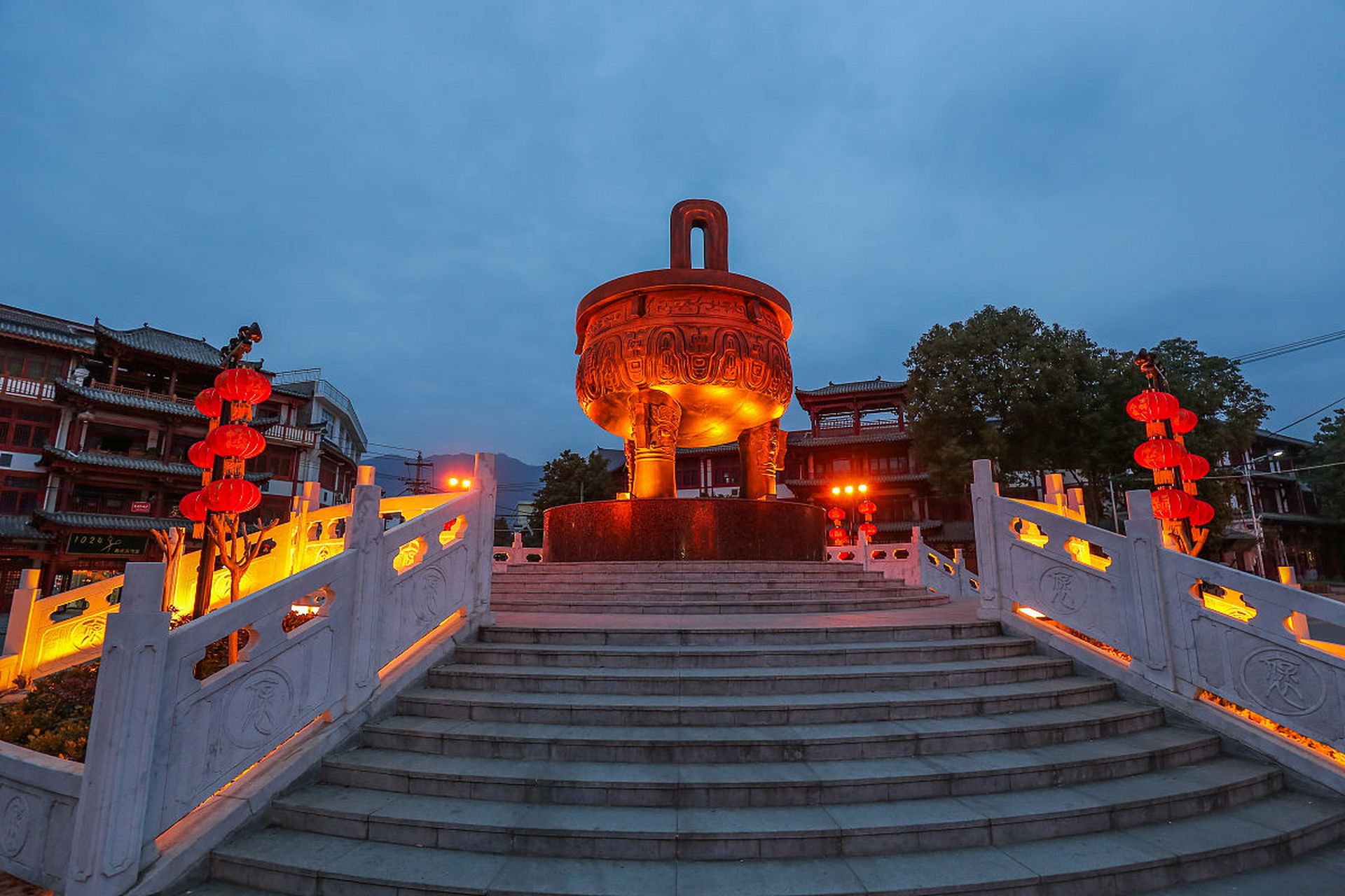 铜梁区位于重庆市西北部,拥有丰富的旅游景点,包括安居古城,龙温泉