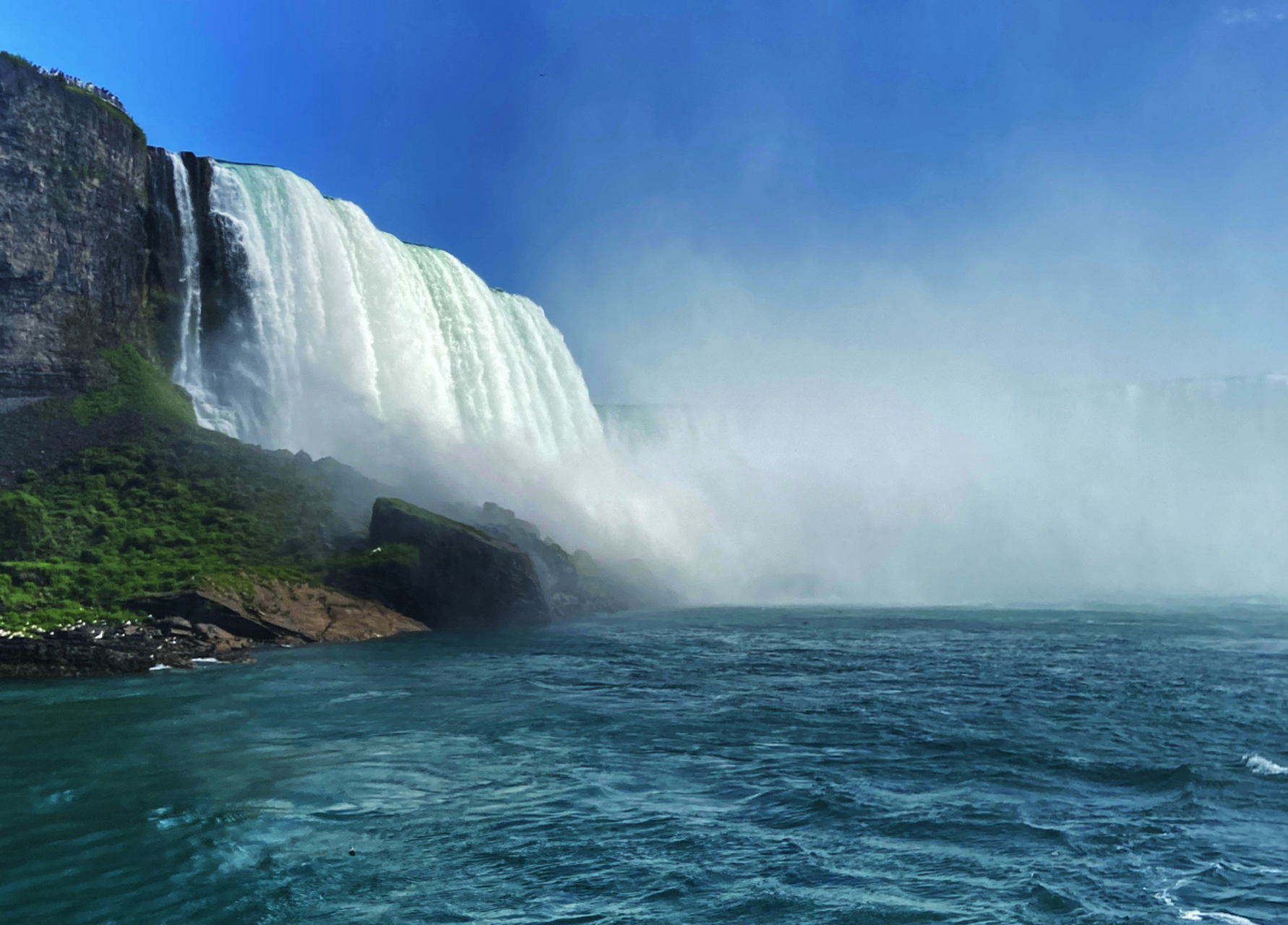 站在尼亚加拉大瀑布前,感受大自然的无尽力量和壮观的景象.