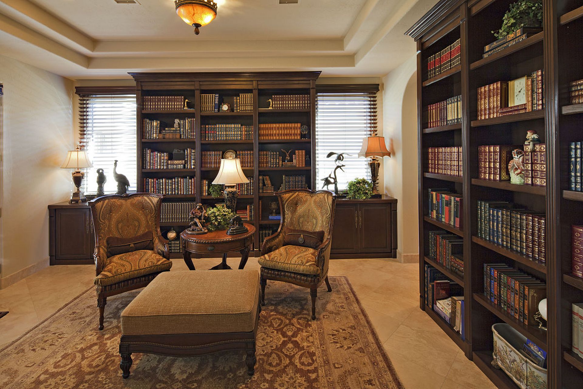 利用欧式古典元素设计书房可以为空间增添一种优雅和精致的氛围.