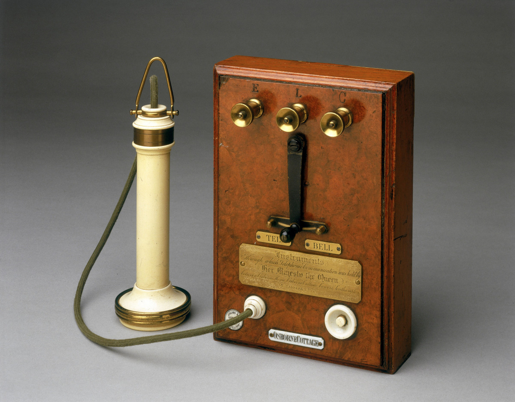 1876年3月10日,贝尔实现了历史上首次电话通话!