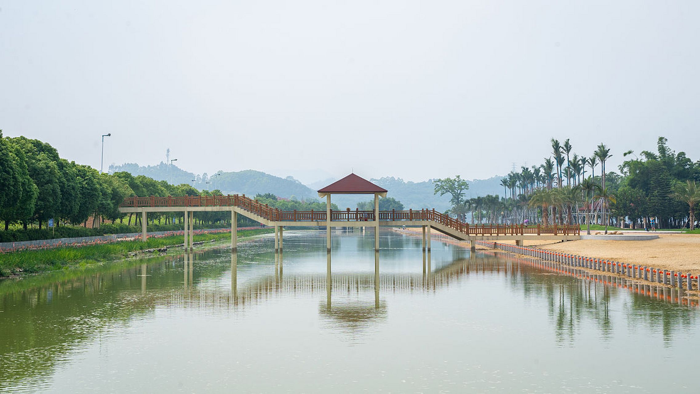 广东海上田园旅游区,位于深圳市宝安区沙井街道,是一个集生态,休闲