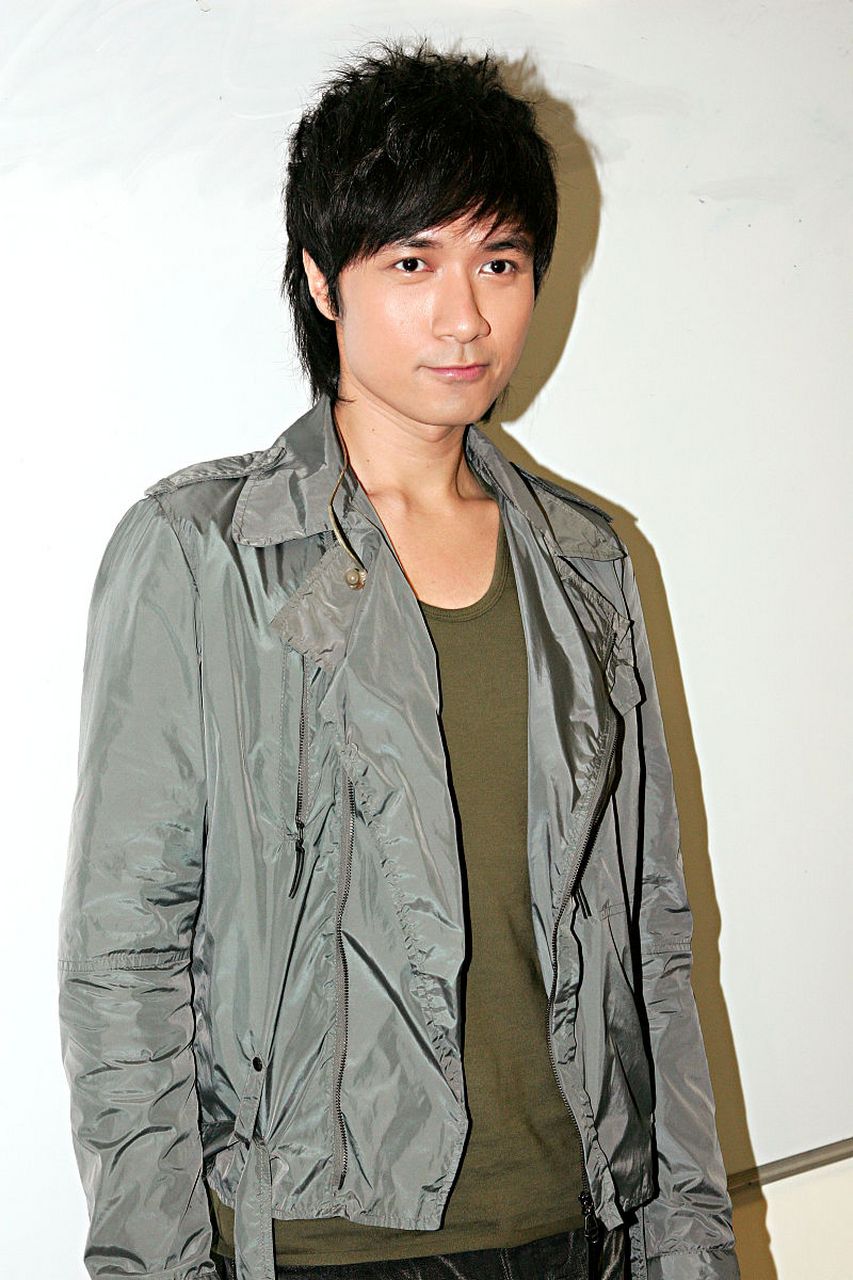 古巨基是一位著名的香港歌手和演员,他以其独特的嗓音和多才多艺的