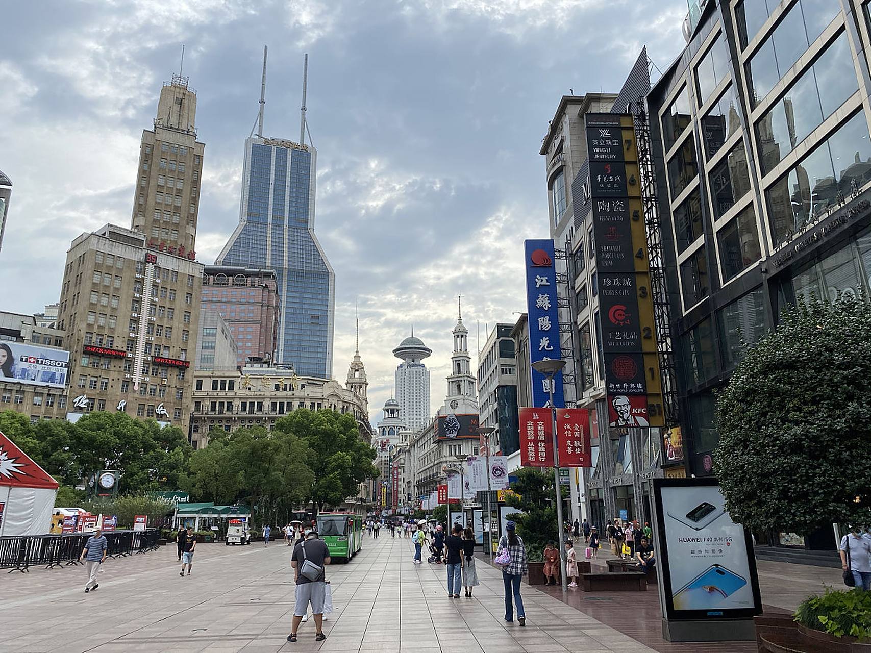 冬日的武汉江汉路步行街是美食爱好者的天堂,各种美食让人垂涎欲滴